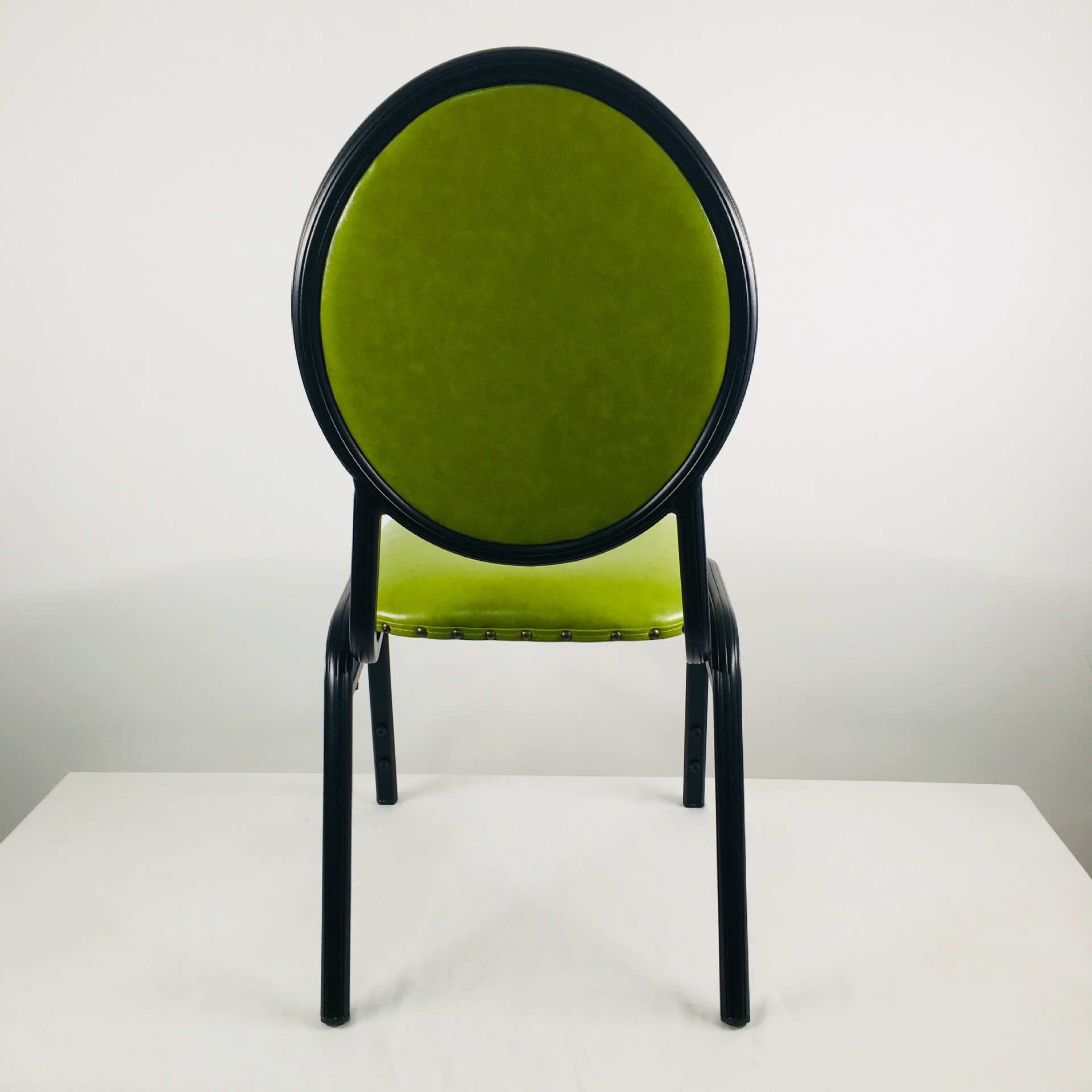 批发绿色皮革圆背宴会餐椅铜钉酒店餐厅椅子铝合金高档婚礼椅