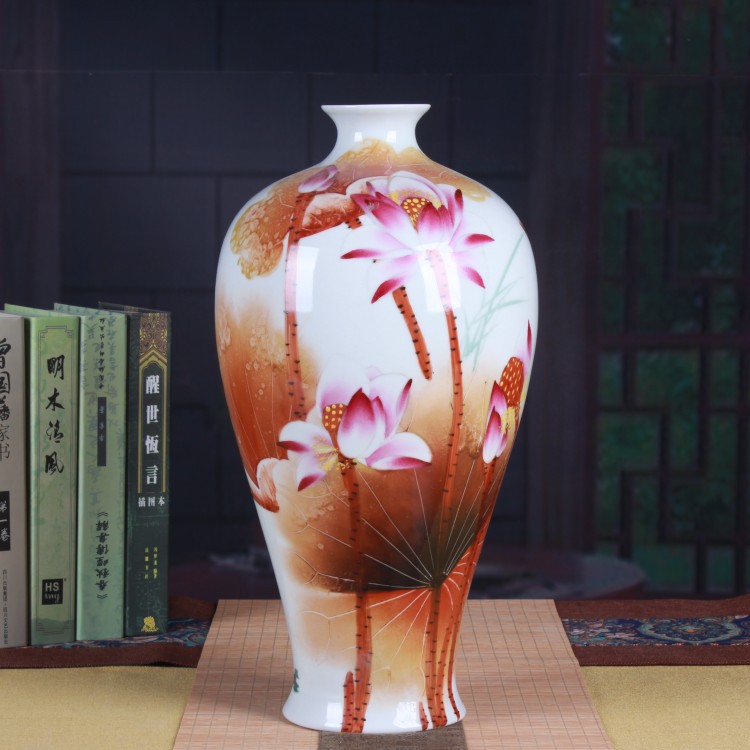 【包装】:普通防破损包装【清单】:陶瓷花瓶一件(底座赠送)【材质】