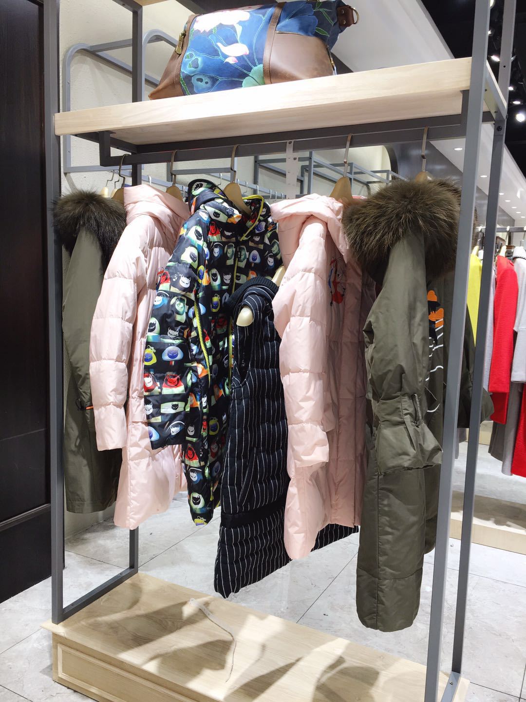 艾米拉2017羽绒服 反季清销折扣店女装批发指定地点 全新款多
