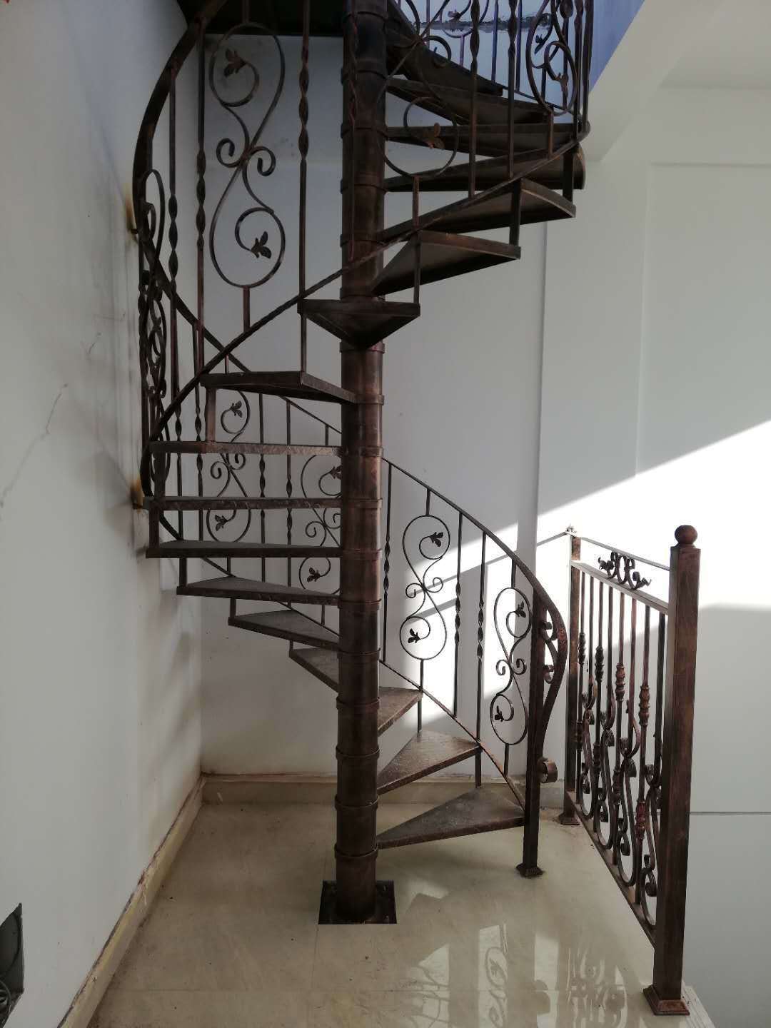 广州厂家直营室外圆形中柱旋转防滑板铁楼梯天台整体铁艺旋转楼梯