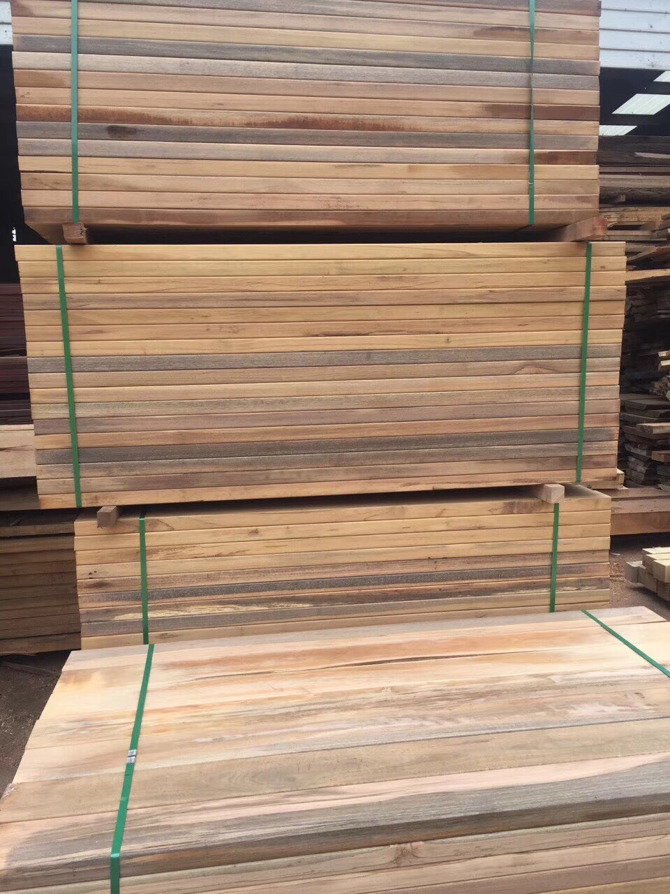 现货批发 重垒木 原木木板材 防腐实木 轻坡垒 柱子料 梢木板材