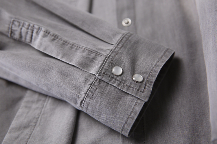 高雅光泽无处不彰显用料的考究; 袖口开叉,袖克夫上增加两粒粒调节扣