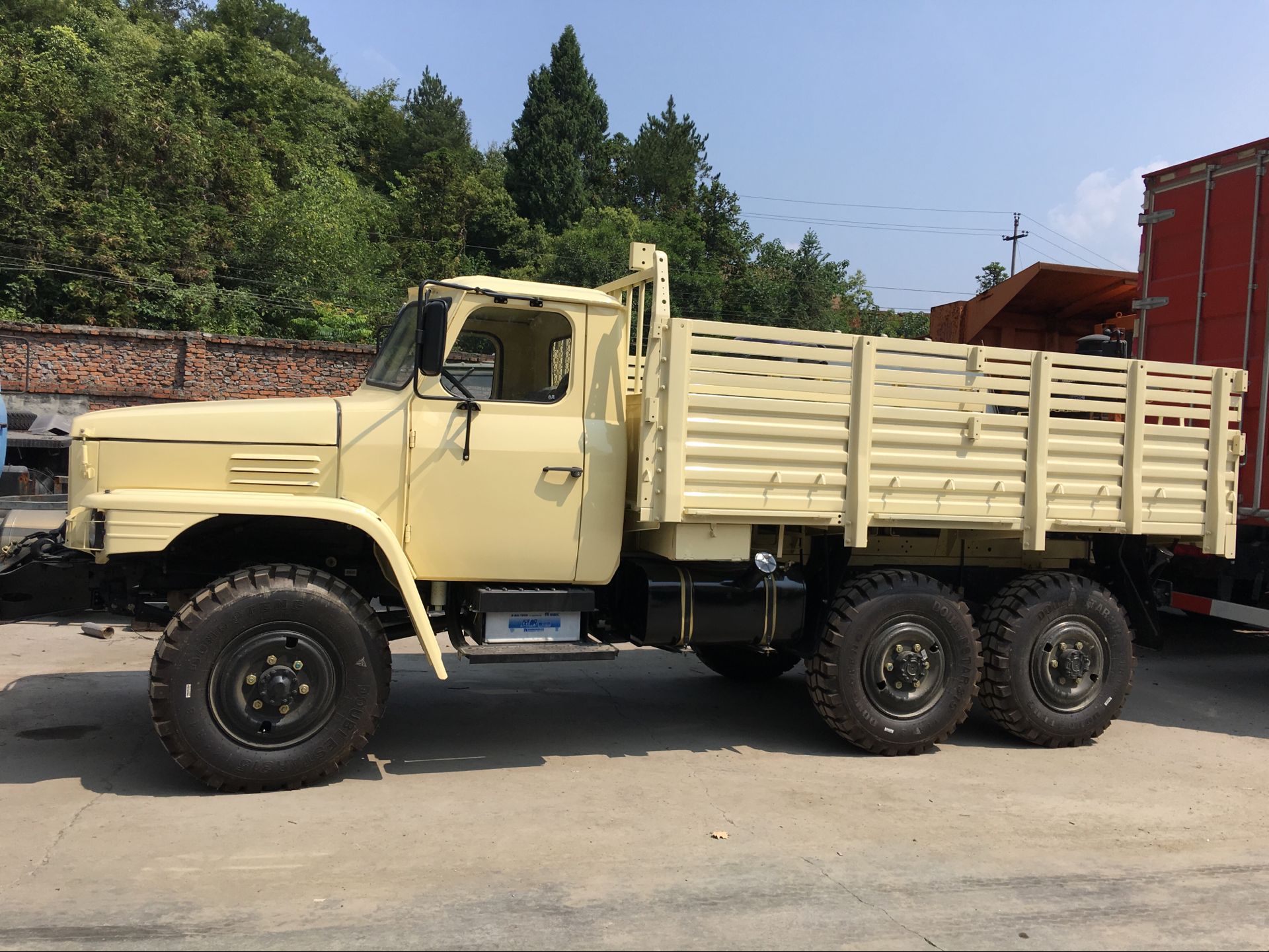 东风尖头6x6六驱货车eq2082 沙漠越野卡车报价eq2082