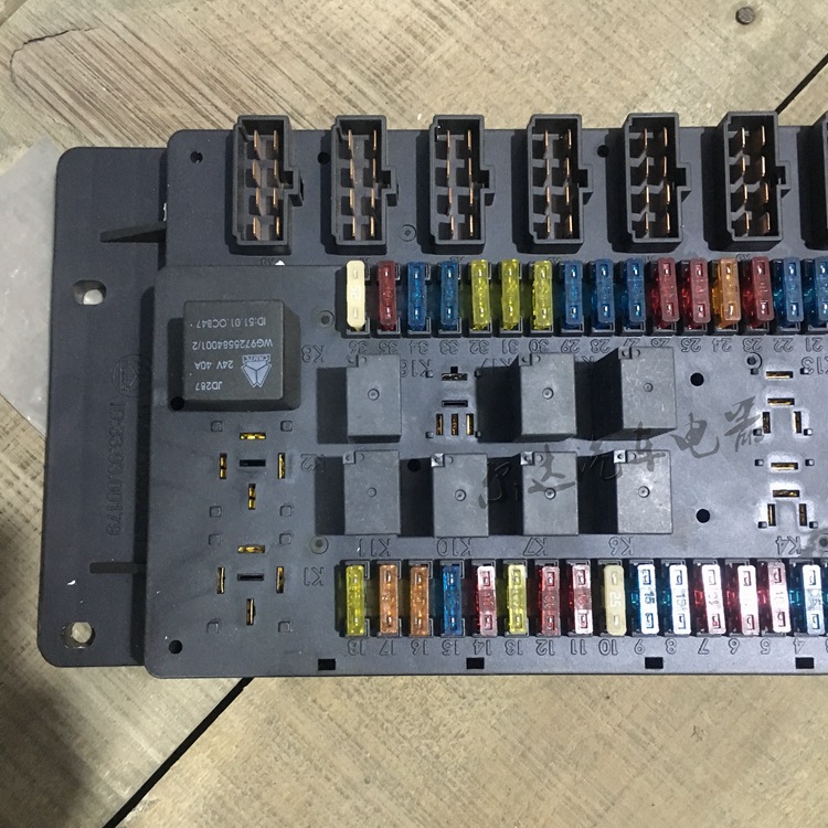 适用豪沃电源接线盒wg9716580021中央配电装置带继电器分线盒总成