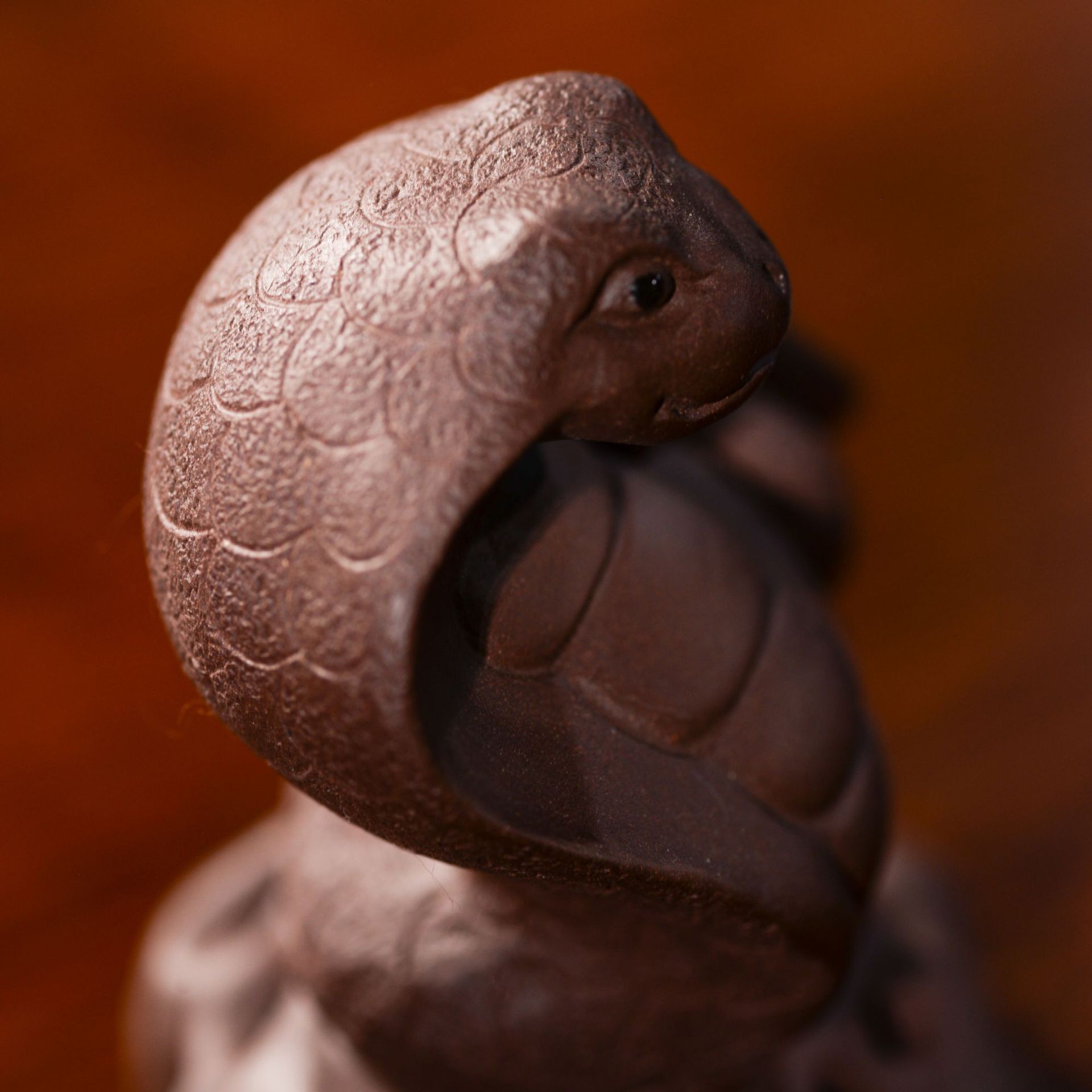 批发宜兴紫砂茶宠蛇摆件雕塑腰缠万贯茶具精品紫泥元宝眼镜蛇定制