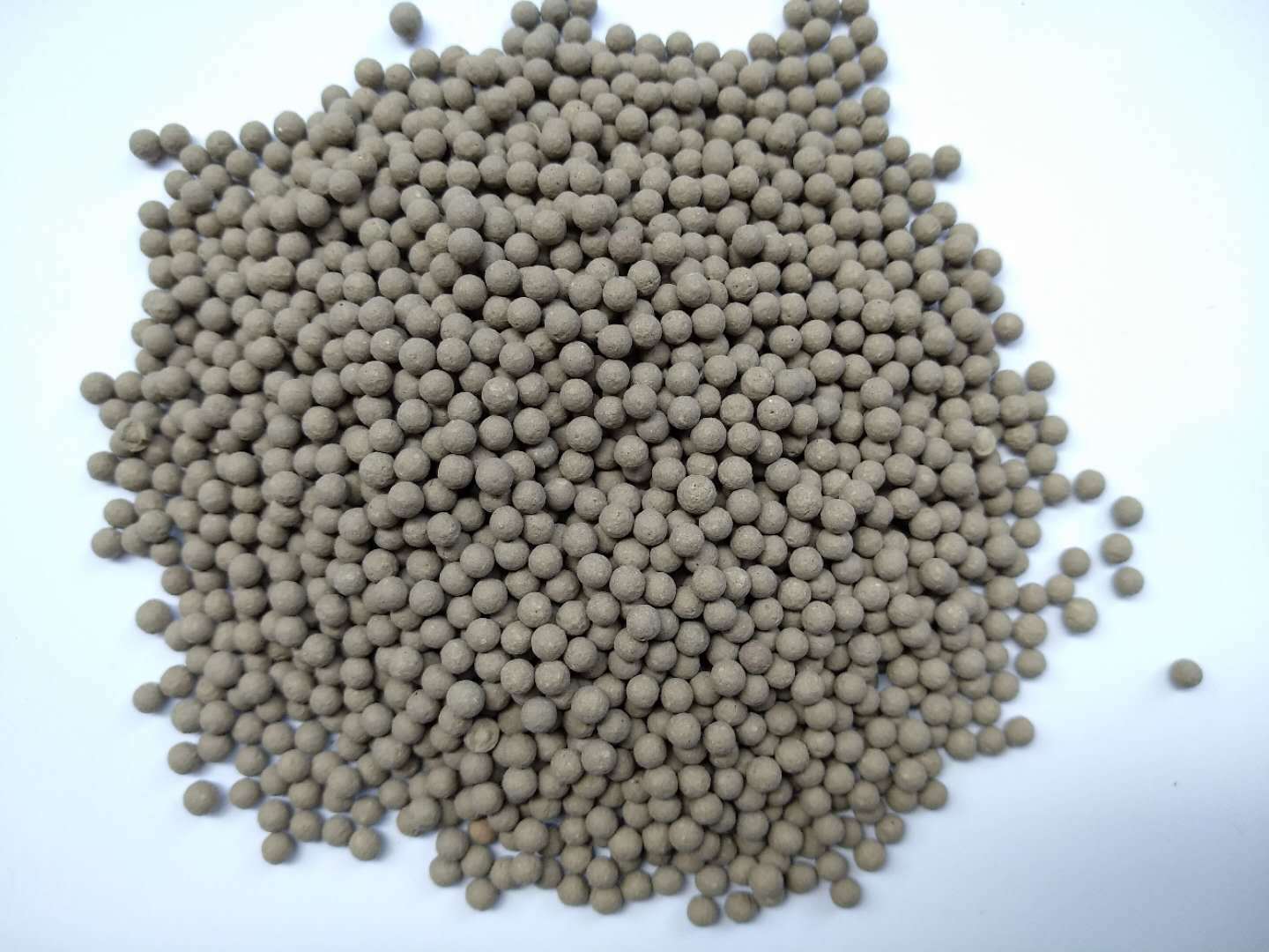 广东厂家直供1g矿物环保干燥剂 灰褐色圆形颗粒皮具电子电器干燥