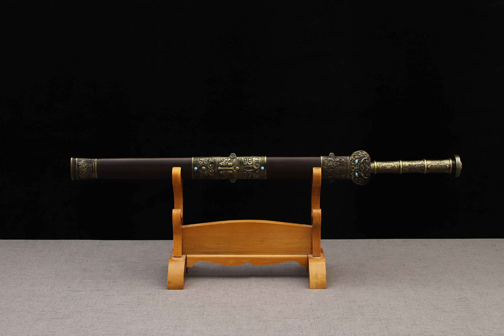 经典百炼钢树心纹锻打剑身,高档乌木鞒,经典古代纹饰剑装