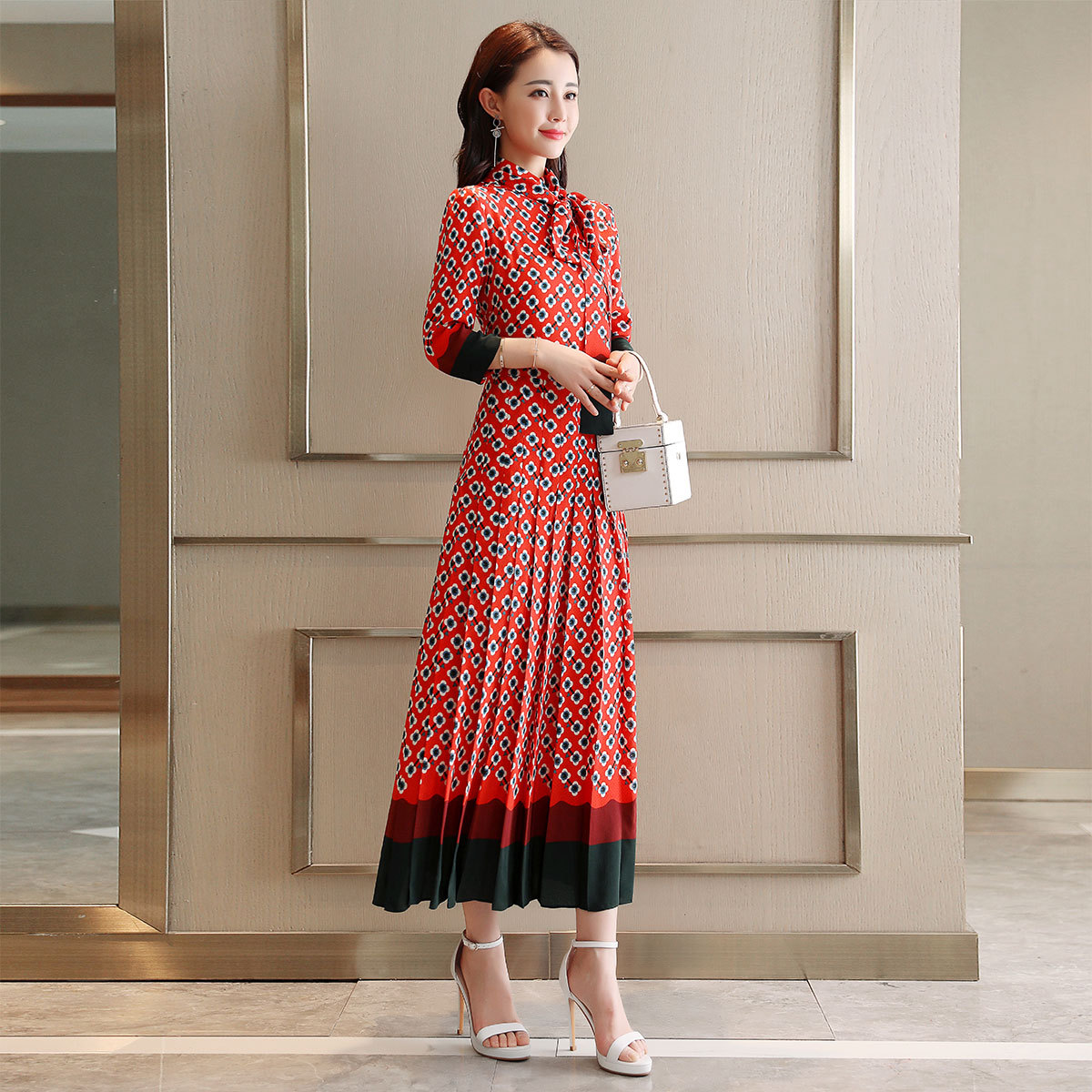 吉布森品牌2018年新款仿真丝印花款女装 雪纺百褶裙 围巾领连衣裙