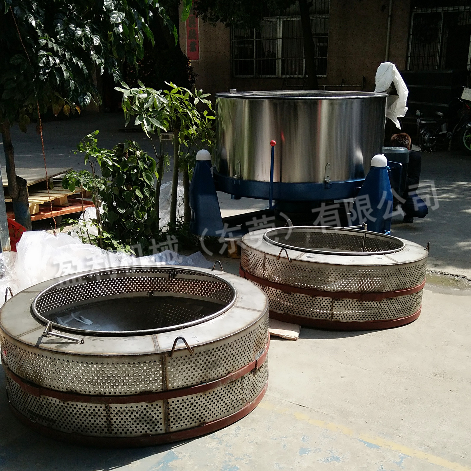 现货工业三足离心脱水机 水果蔬菜不锈钢脱水机 茶叶药材甩干机