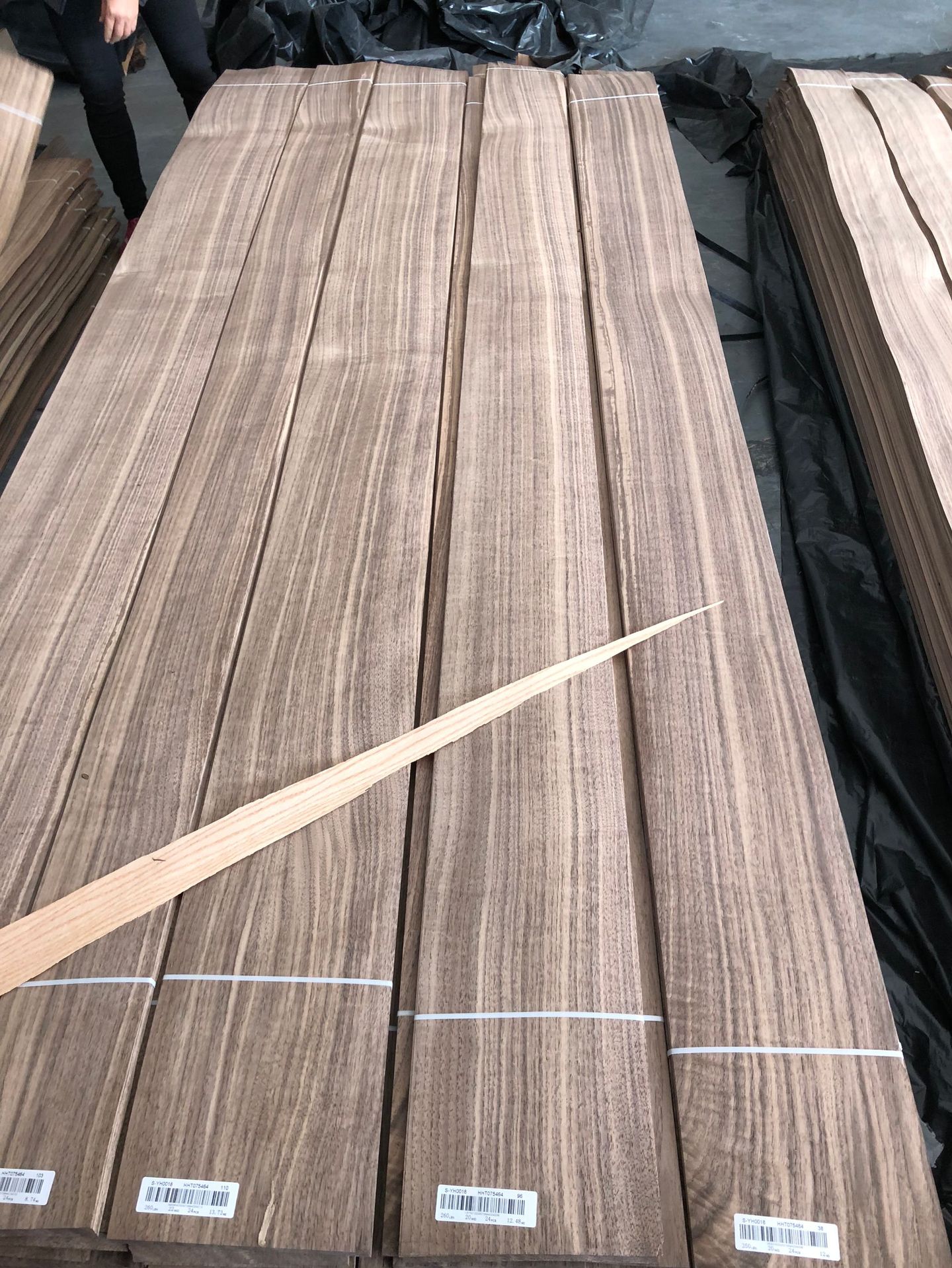 黑胡桃直纹木皮_厂家美国黑胡桃直纹木皮酒店饰面家具橱柜墙身贴面