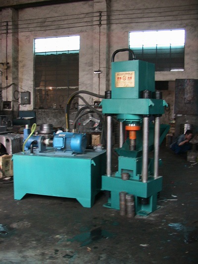 鑫源技术人员为你讲述手动压块机的使用方法y