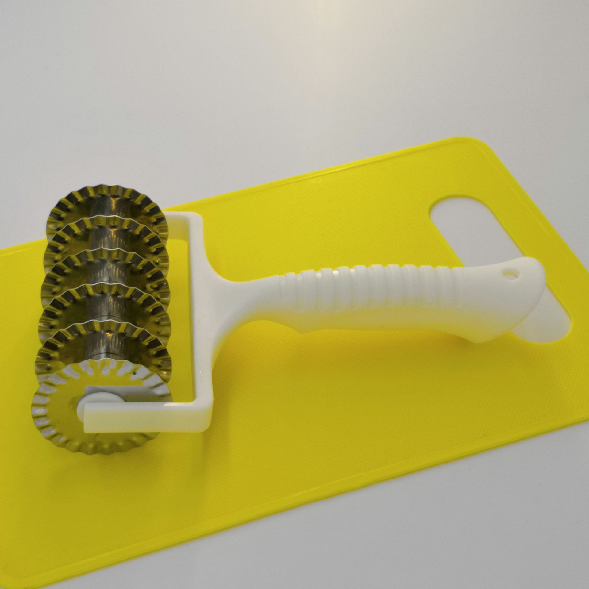 厂家批发烘焙工具优质实用不锈钢木柄滚轮刀点心滚刀披萨滚轮刀