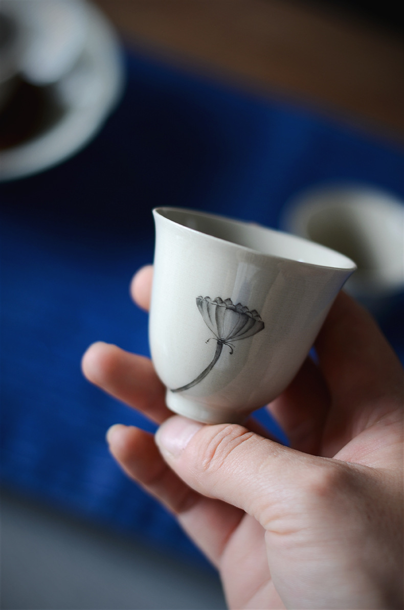 景德镇手绘墨彩莲子品茗杯高档手工主人杯草木灰陶瓷花神杯中秋礼