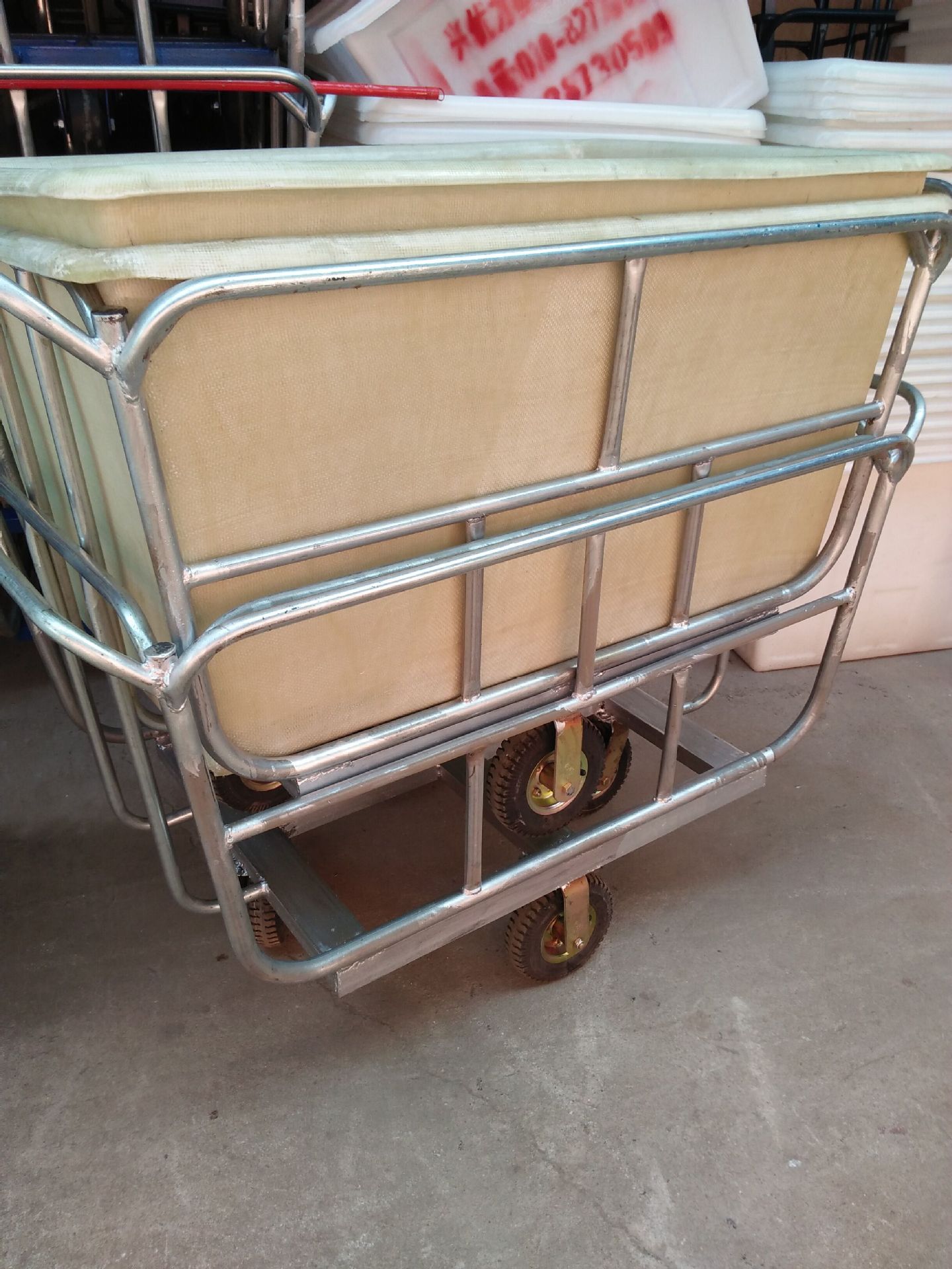 厂家直供 服装厂用玻璃钢桶布草车 经久耐用推布车