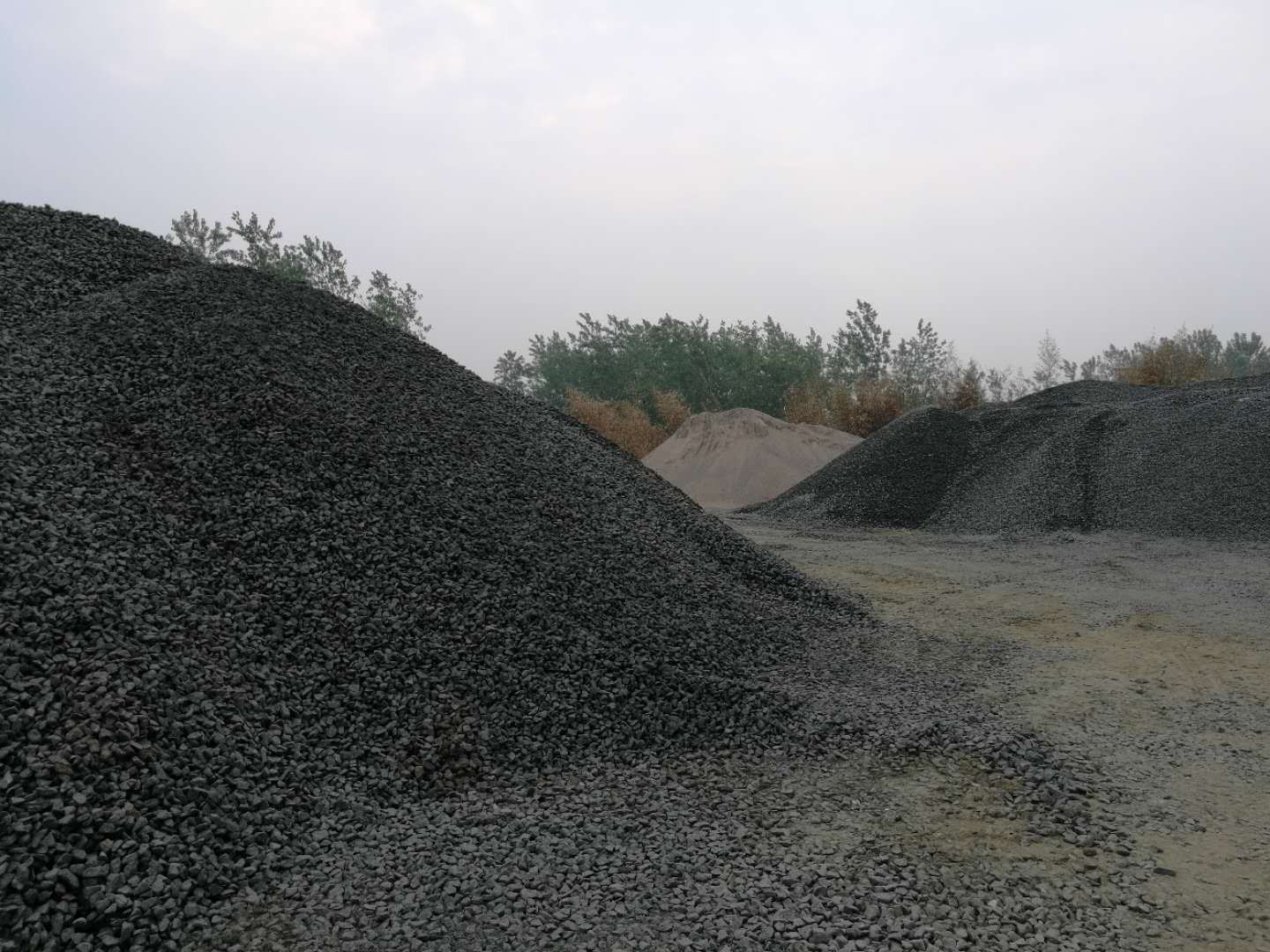 供应建筑铺路灰石子 灰色碎石子 灰色洗米石 机制水洗胶粘石