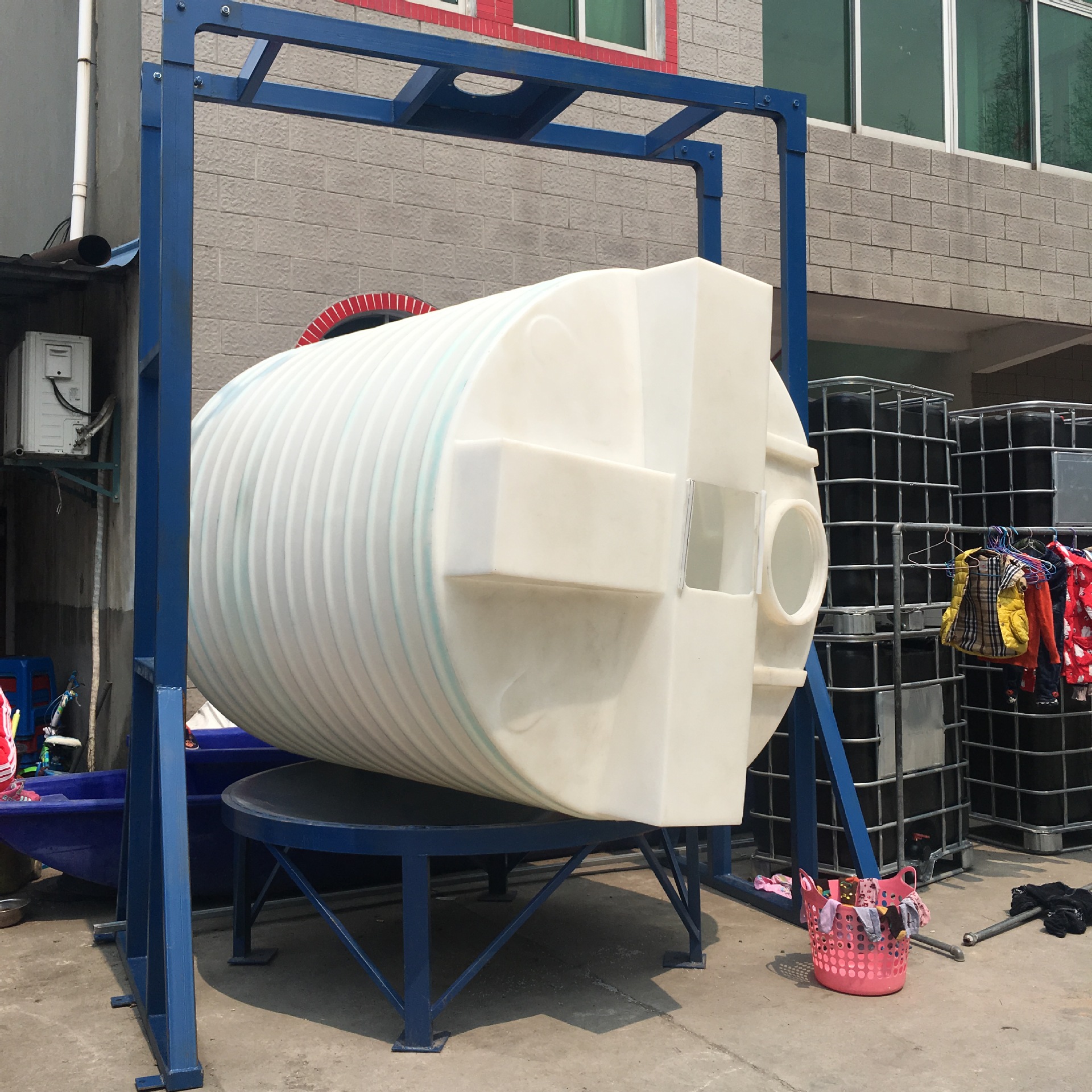 直供加药箱又叫pe加药箱/圆柱计量箱/方形溶药箱/药箱厂家直销加药箱