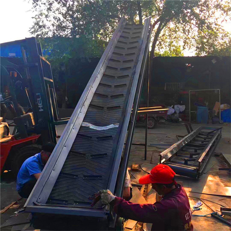 大倾角挡边输送机耐用 装车传送带倾斜上料皮带输送机