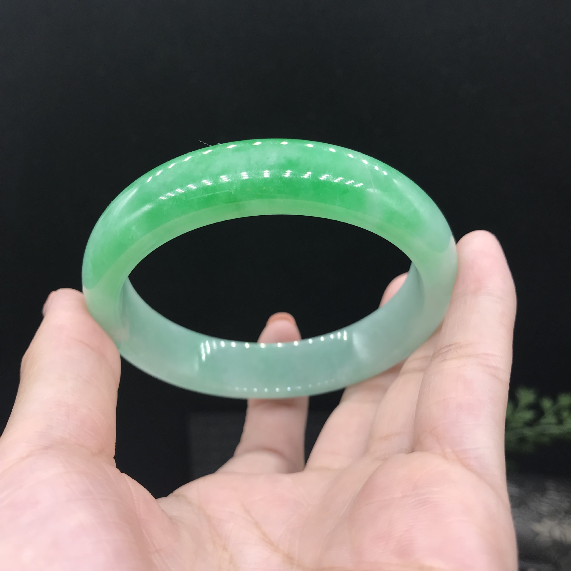 天然缅甸玉石b货翡翠玉石原色手镯绿色半绿半白手镯精美女款手环