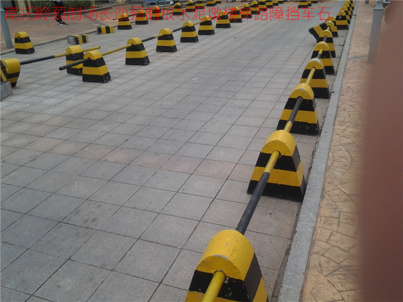 湖南长沙,水泥防撞墩,水泥护栏墩,水泥水马,公路墩