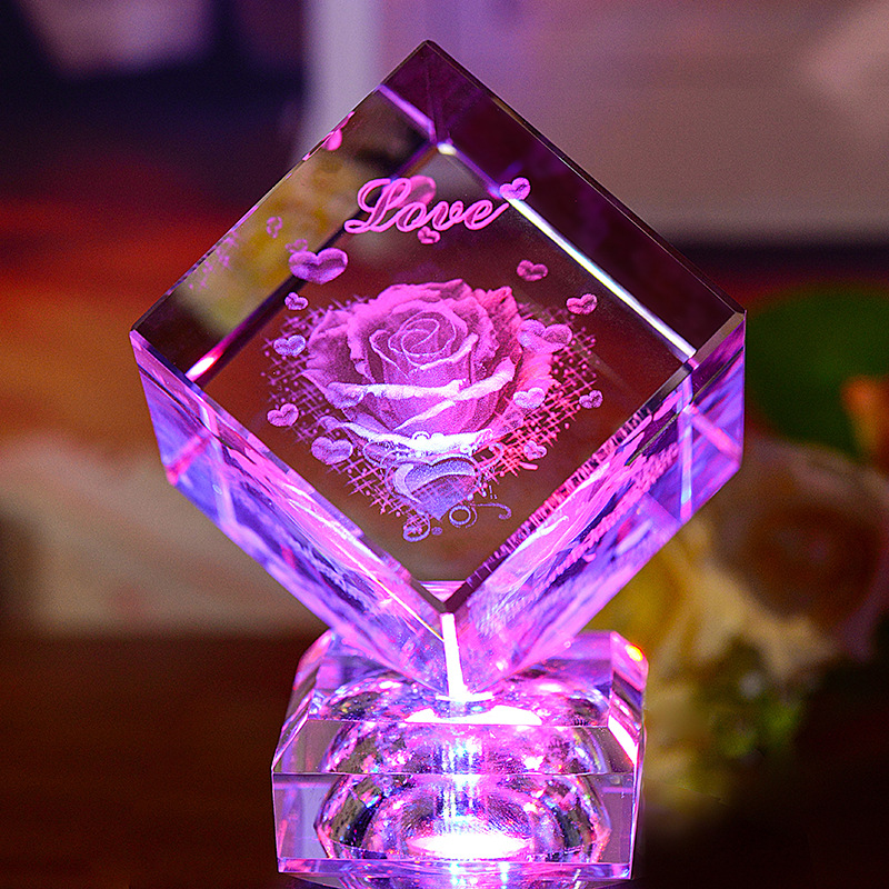 水晶工艺品 水晶生日礼物 定制彩印水晶内雕方体玫瑰花摆件