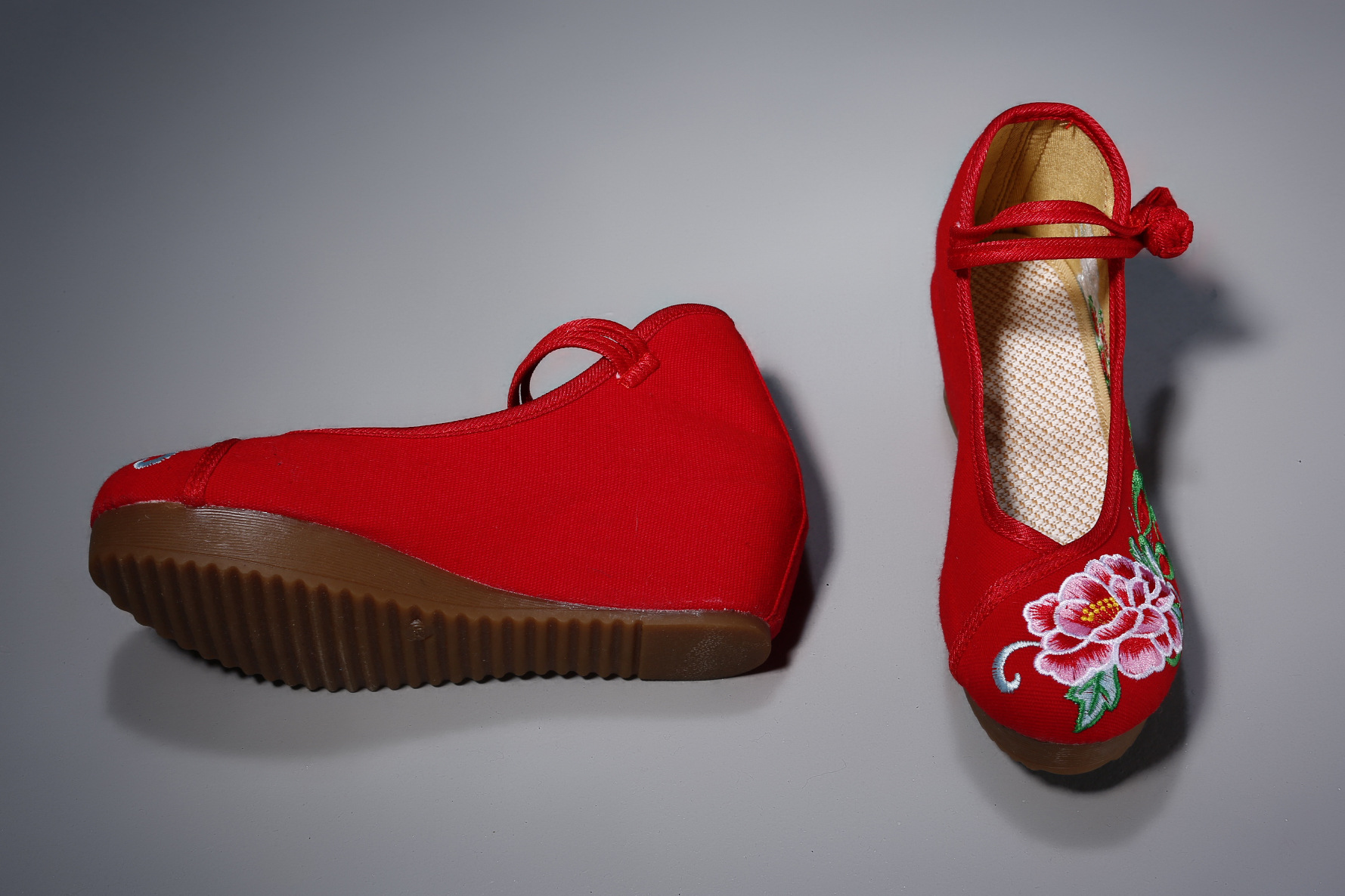 新款民族风绣花鞋 红色刺绣单鞋坡跟汉服女鞋内增高婚鞋舞蹈布鞋