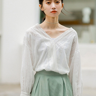 2019年早春新款减半宽松百搭v领刺绣白色灯笼袖衬衫女长袖衬衣女
