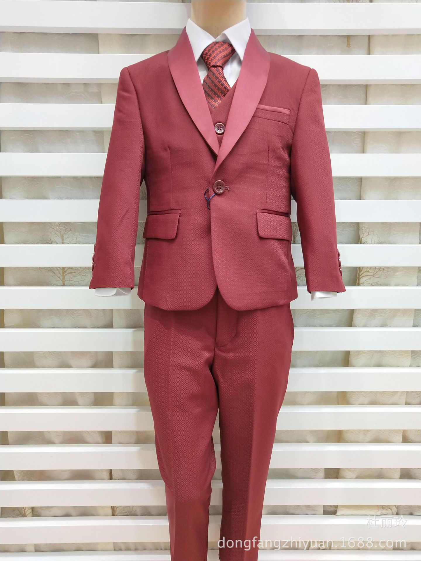 本店西服都是5件套:外套,马甲,裤子,衬衣,领带颜色随机配!