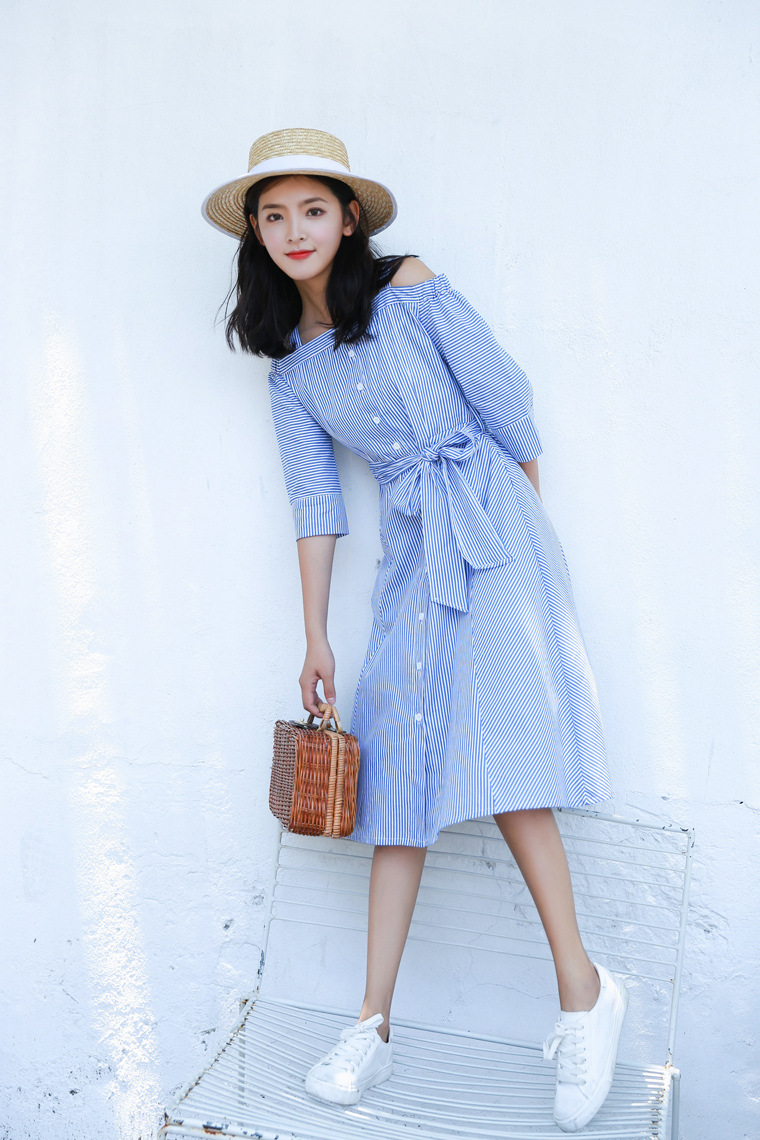 [纤嫚]2018春夏新款韩版甜美气质条纹中长款一字领吊带连衣裙a86