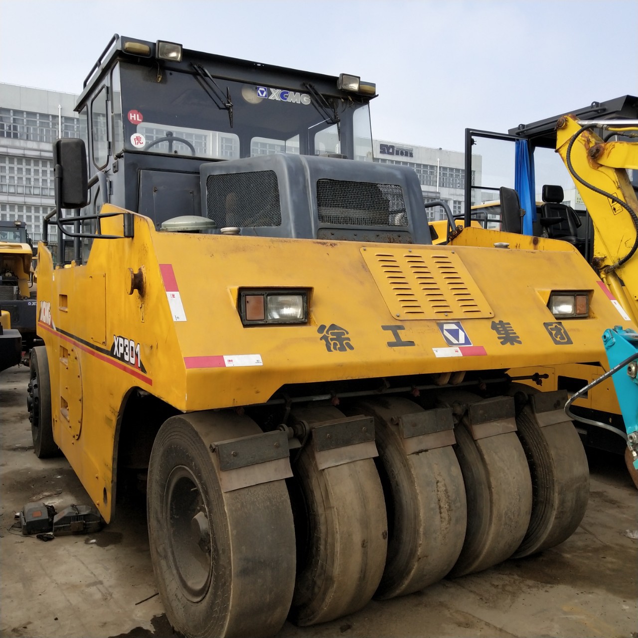 柏油马路专用胶轮压路机,30吨二手胶轮压路机价格-阿里巴巴