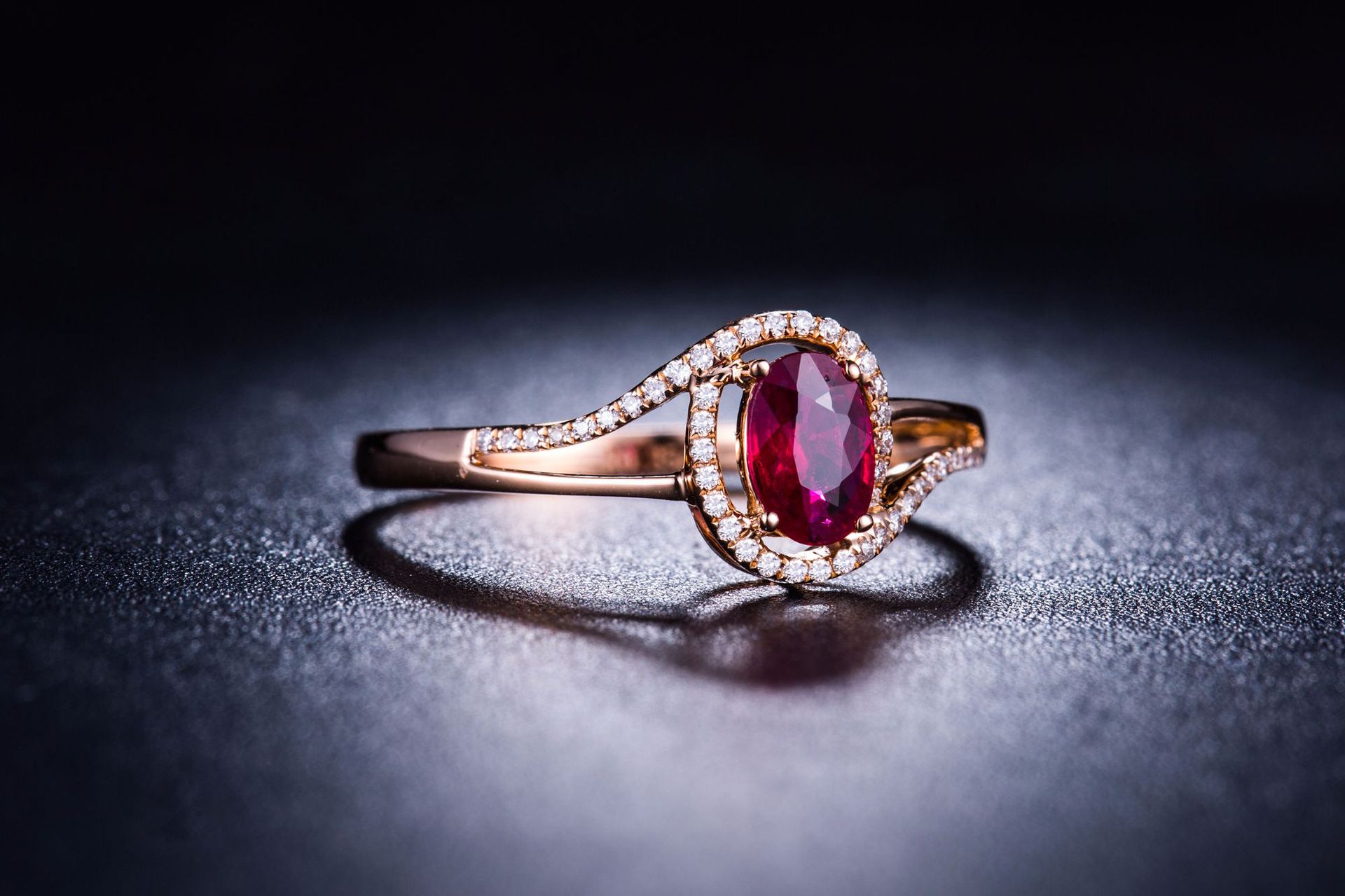 彩莱珠宝18k金红宝石戒指女戒玫瑰金镶嵌钻石彩宝女款2j2000r002