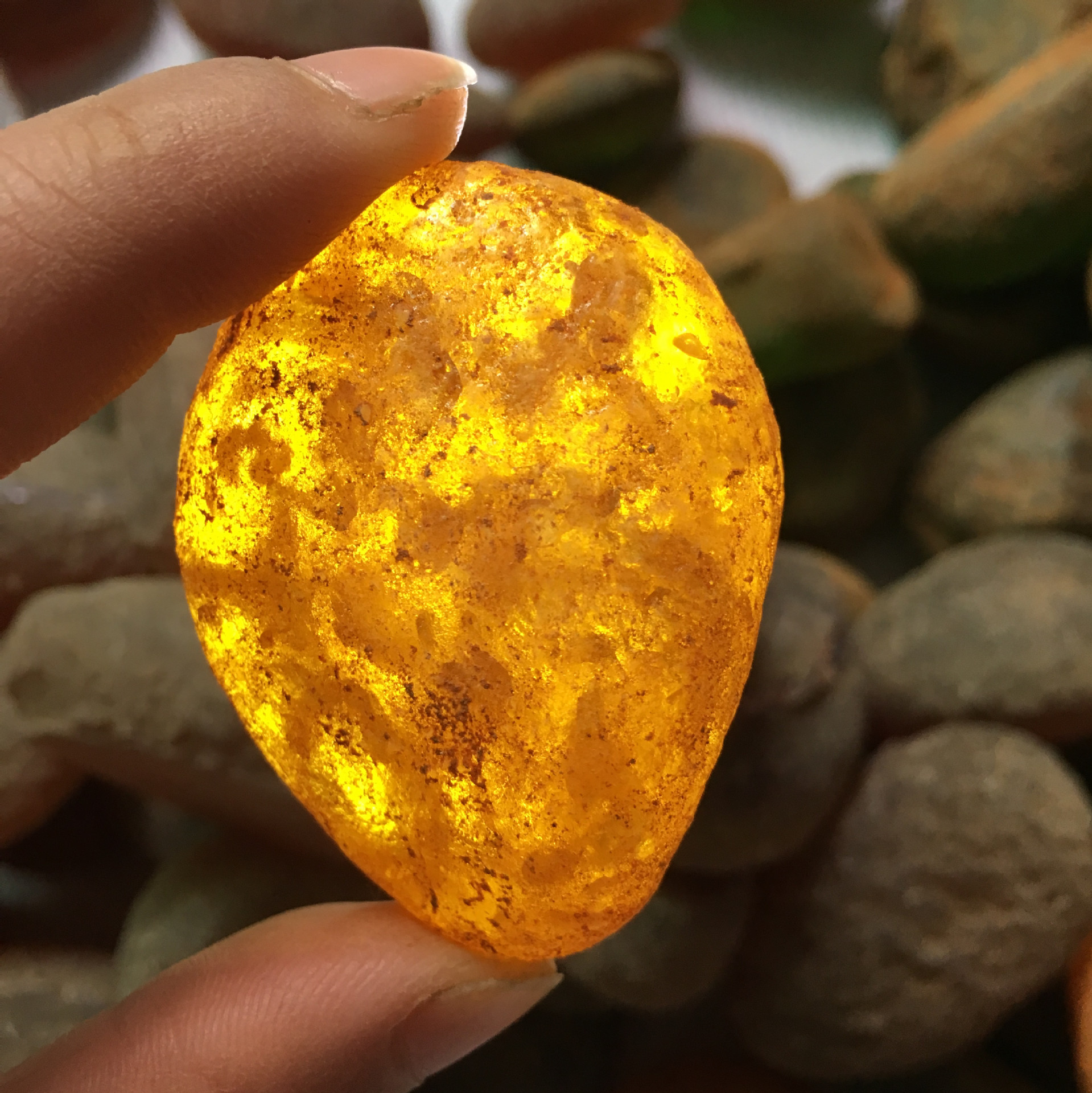 跑江湖地摊展销会景点二代琥珀蜜蜡原石批发琥珀蜜蜡厂家直销