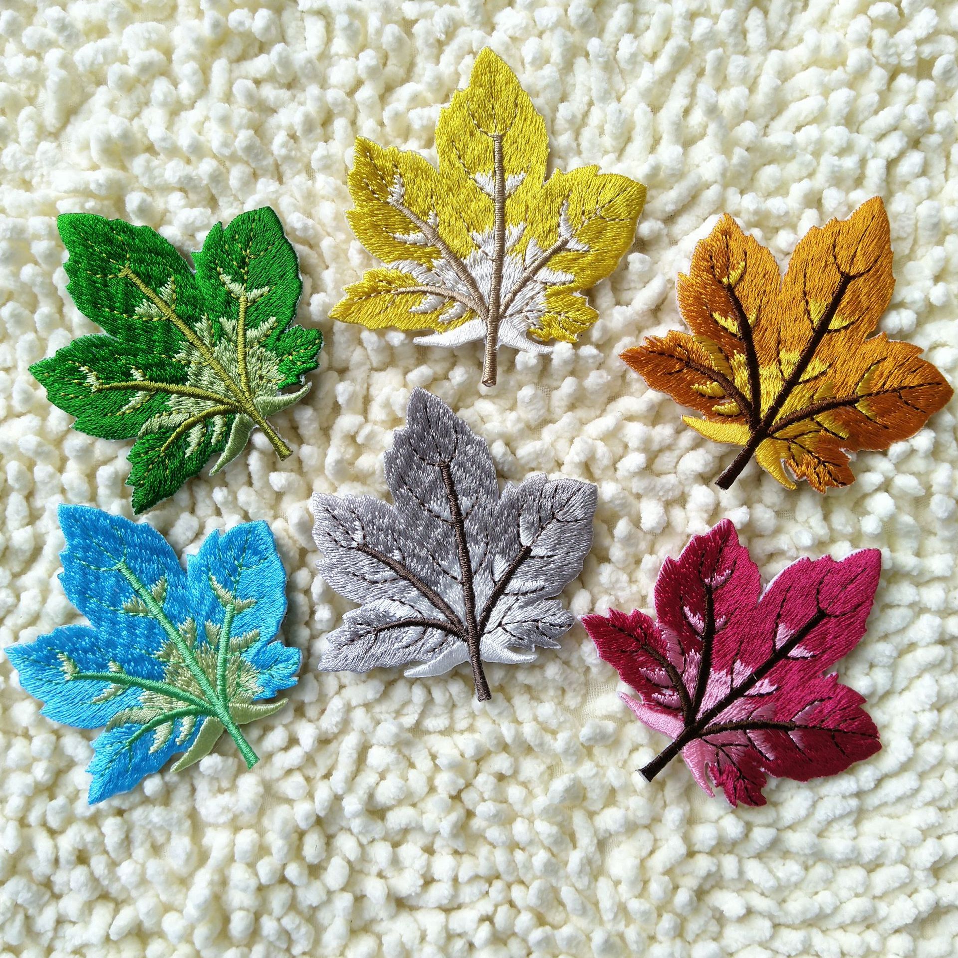 精品无边电脑绣花枫叶刺绣定制刺绣贴绣花章仔背胶叶子布贴进口机