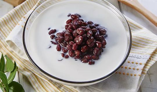 好地吸收牛奶中的维生素,我们可以做红豆牛奶西米露,牛奶红豆燕麦粥等