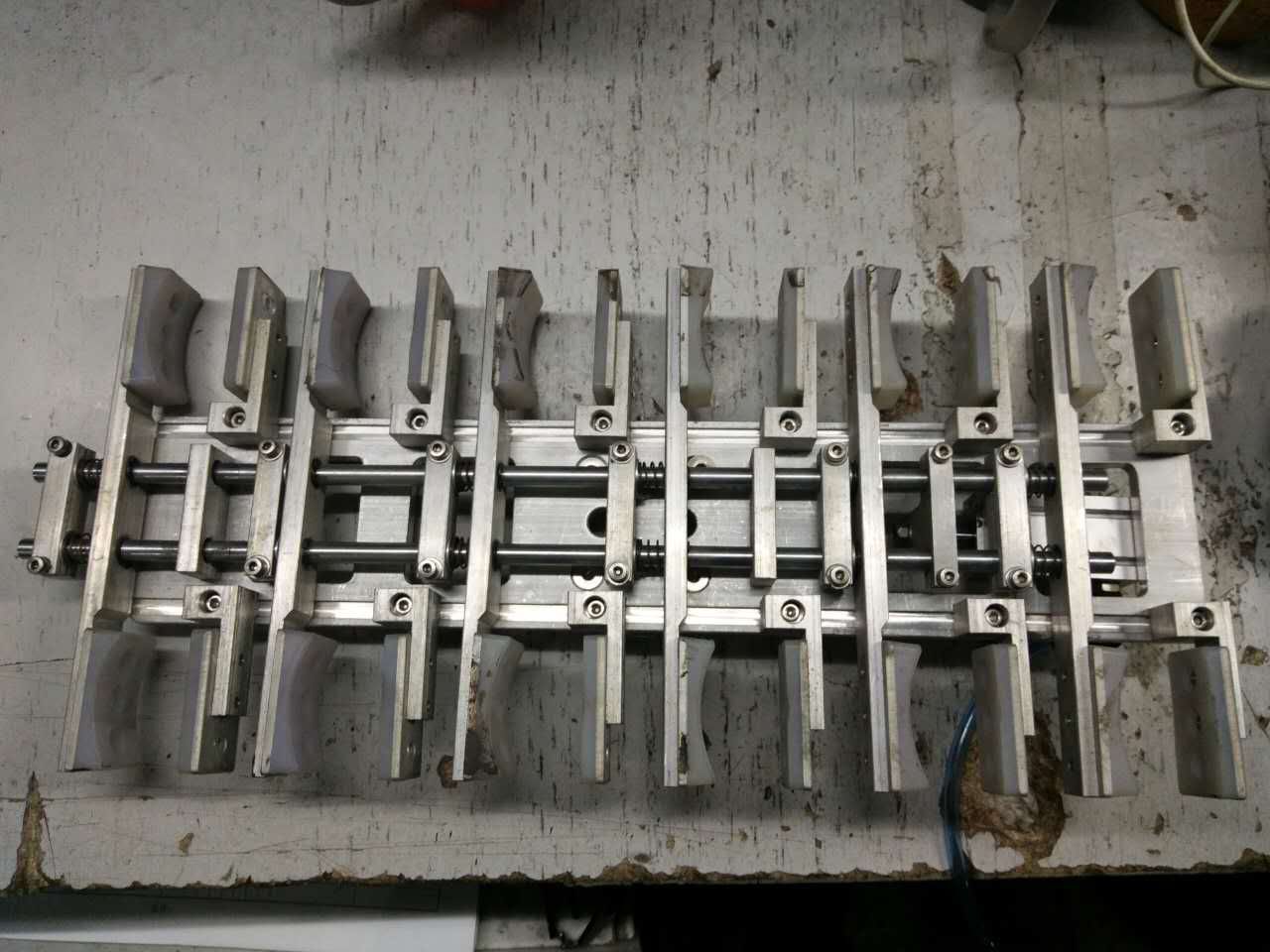 瓶胚抱具机械手夹具