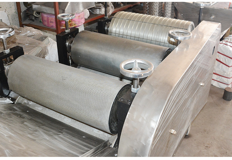 厂家直销 芝麻糖切片机 花生糖芝麻糖果切块机 糖果机械设备