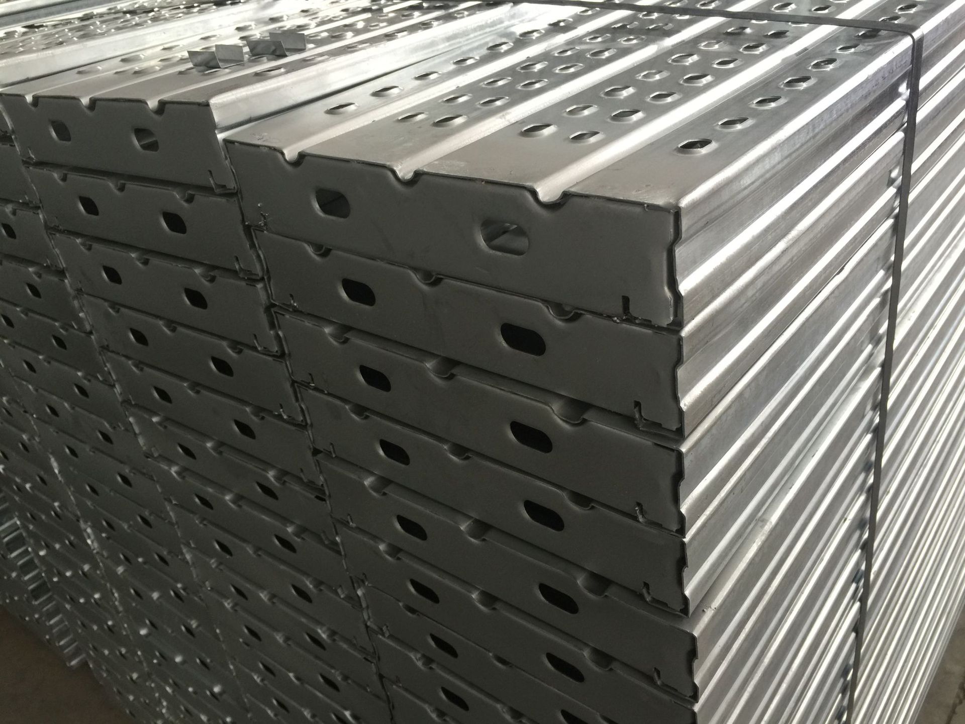 5米长30公分宽度防滑性高的钢跳板 镀锌钢跳板 脚手板