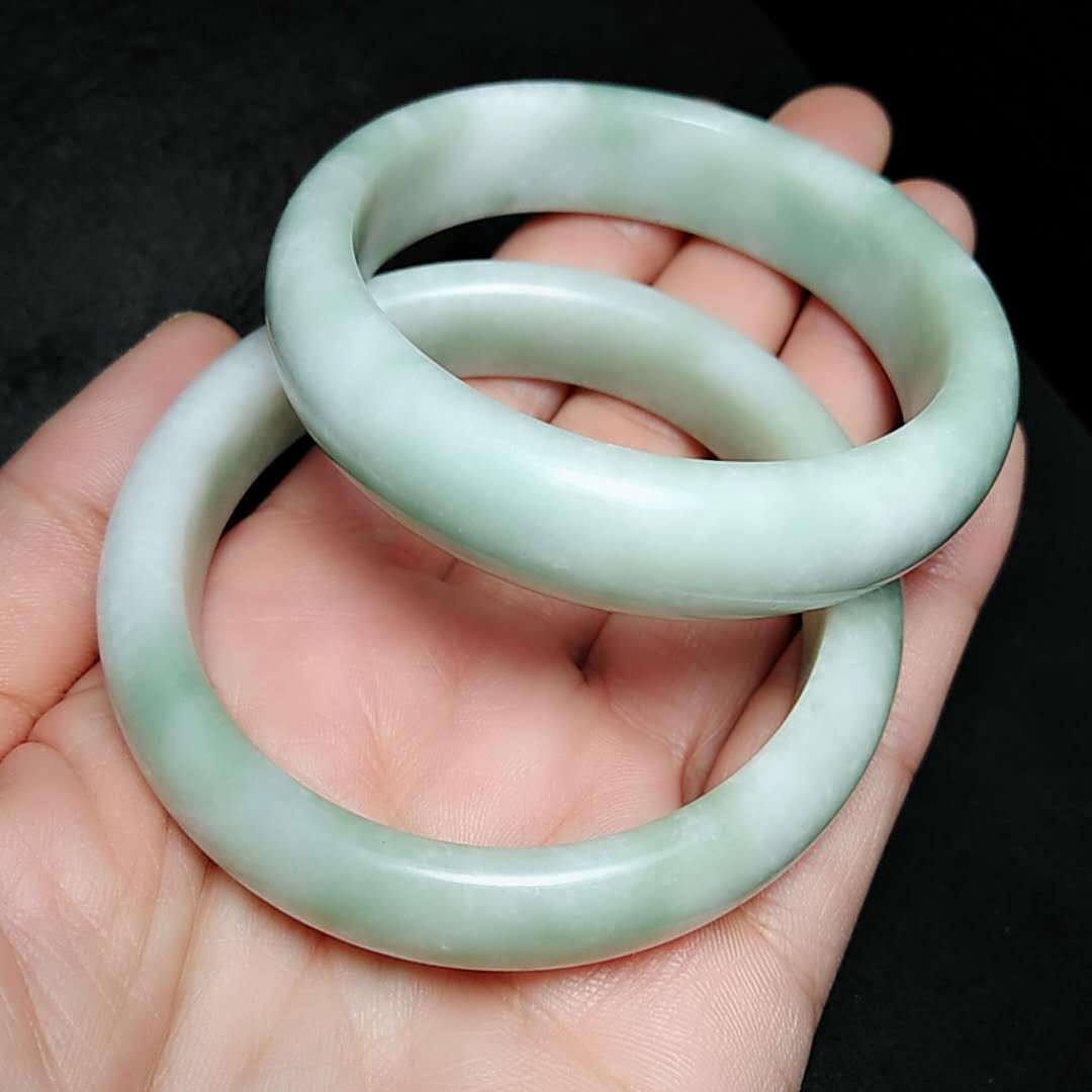 厂价特惠精品精选款贵州翠手镯 莹润浅白飘绿贵州翠玉手镯