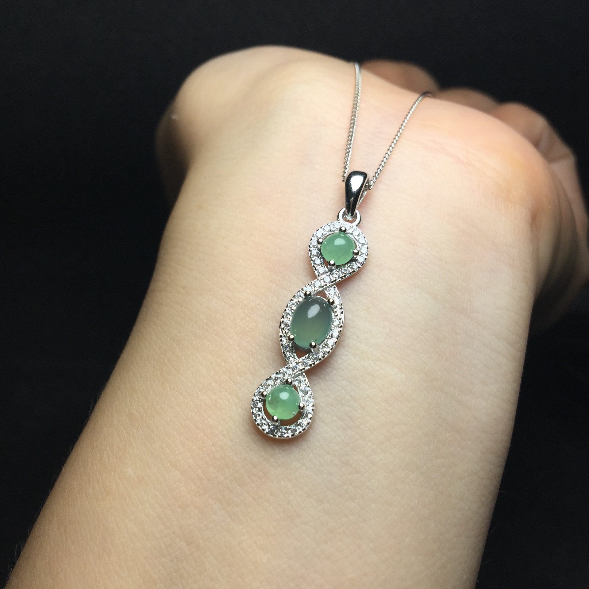 彩宝首饰925银镶嵌天然翡翠吊坠款式新颖简单大方