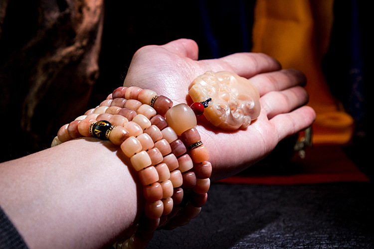 规格:10*8mm搭配:驼骨吊坠 牛角三通 黑曜石六字真言珠 驼骨扇面三通