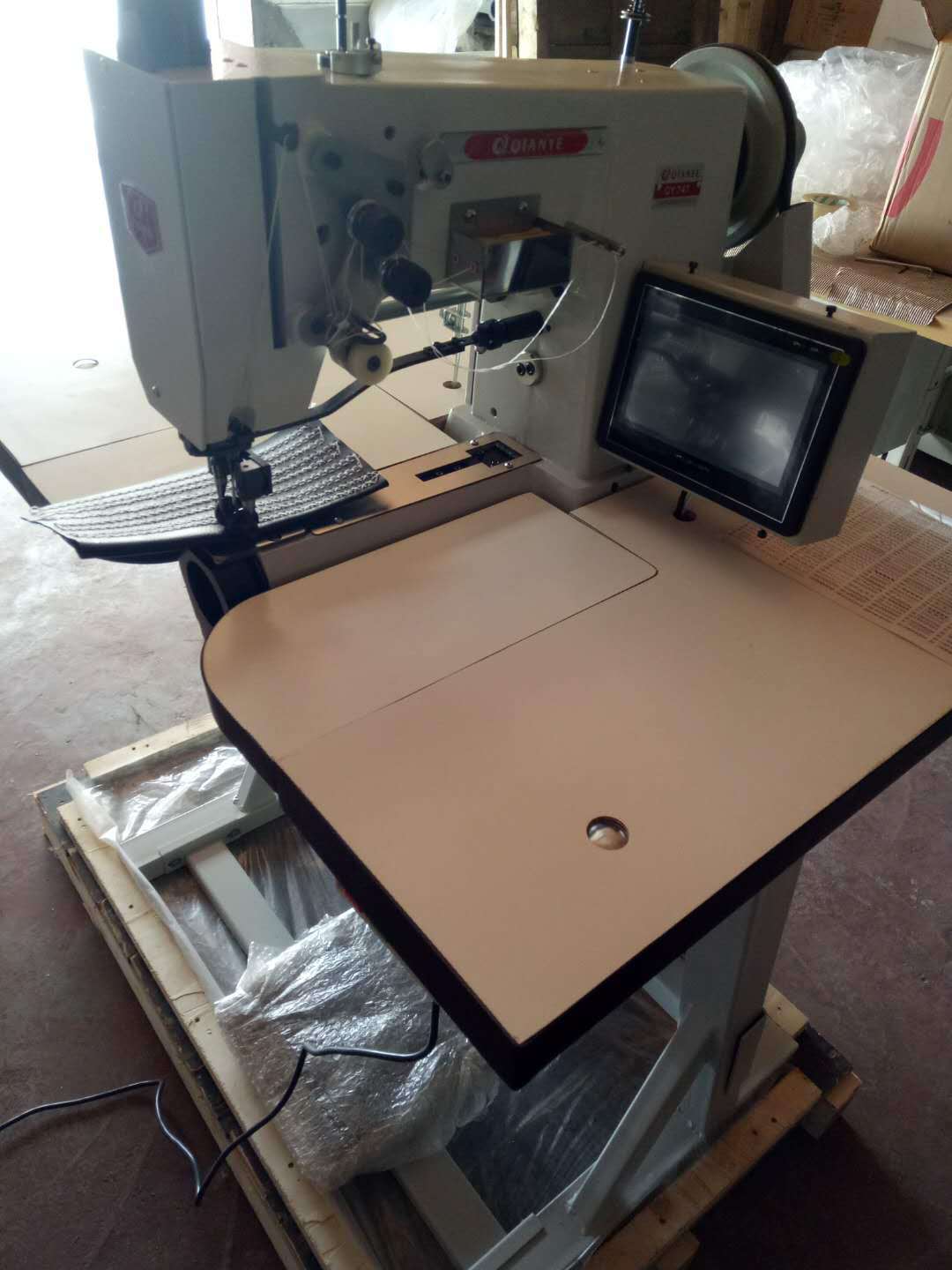 马克线机 双针鞋帮花样机 方向盘箱包花饰机 沙发汽车座垫花样机