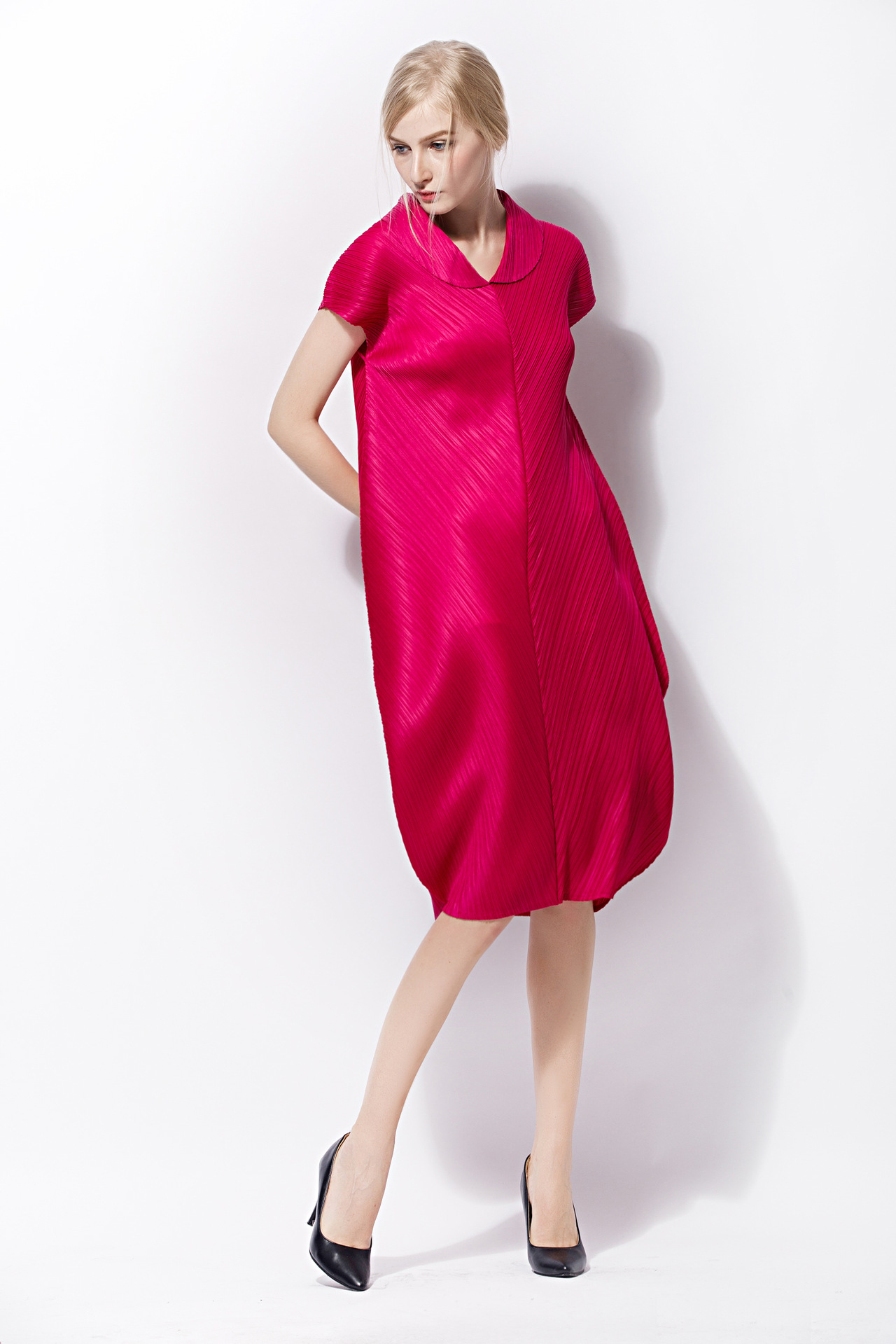 2018夏季v领短袖三宅压褶廊型宽松灯笼裙一生褶皱大码纯色连衣裙