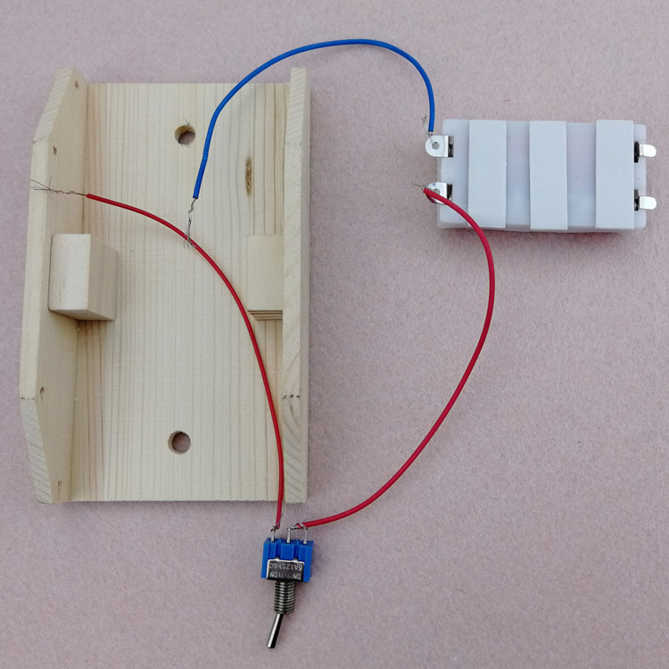 坦克是由电池盒,动力装置,木板,传送带,炮筒,滑轮,炮台,轴承,拨动式