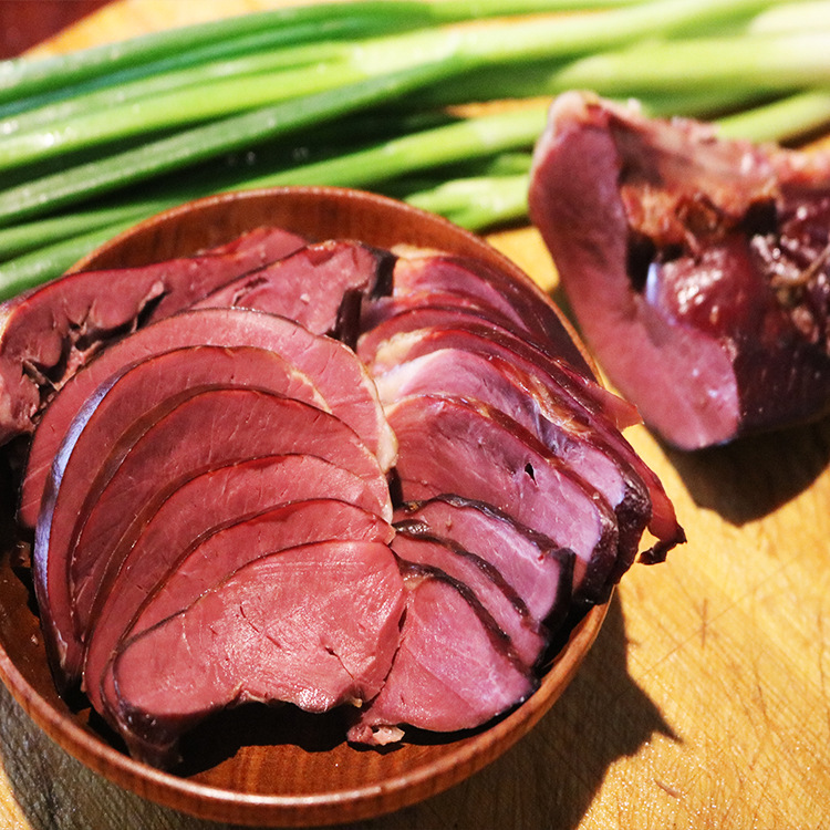 厂家供应 四川烟熏猪心 柴火熏制腊肉川味腊猪心年货风干腌腊批发