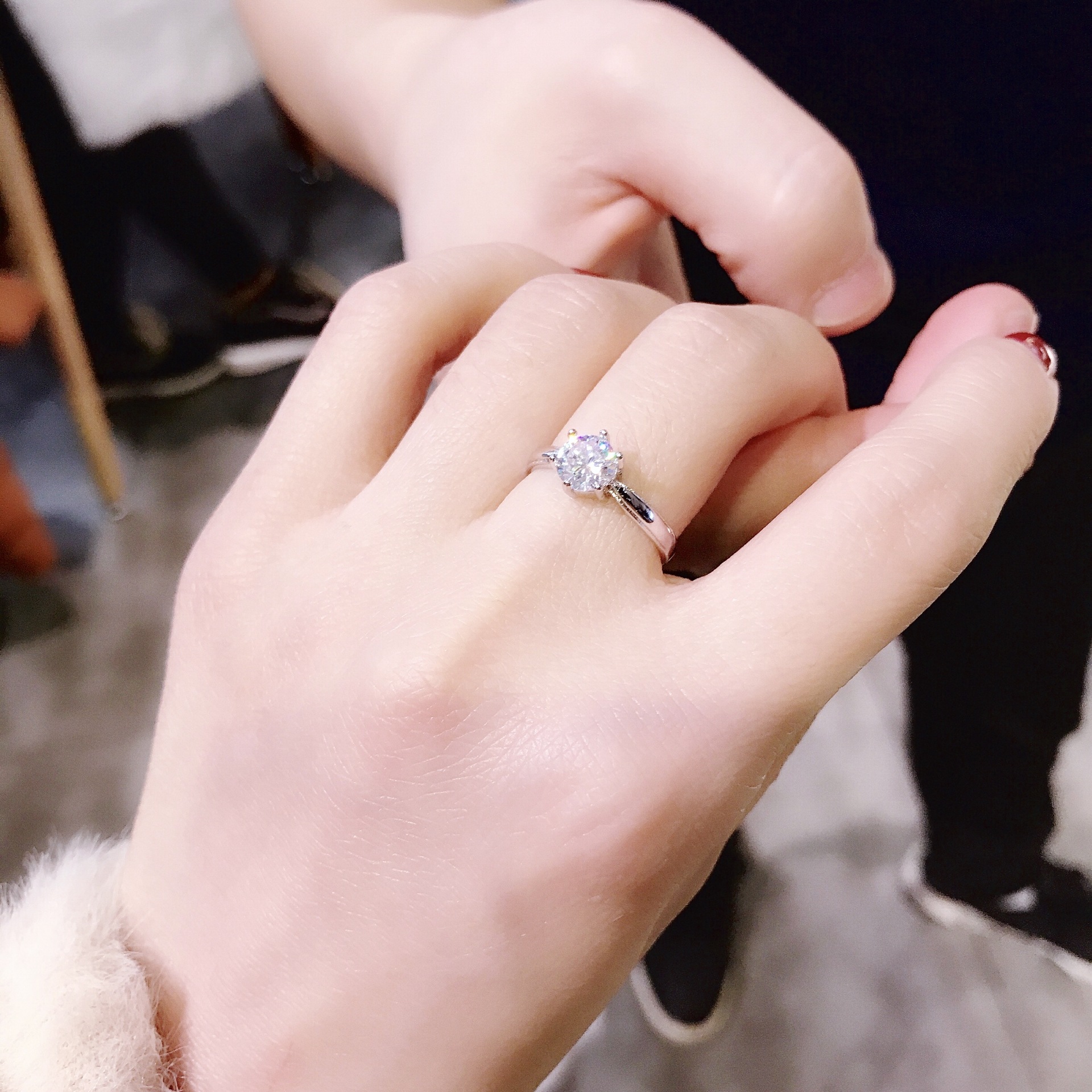 日韩时尚奢华仿真钻一克拉钻戒指简约钻石求婚订婚戒指食指指环女