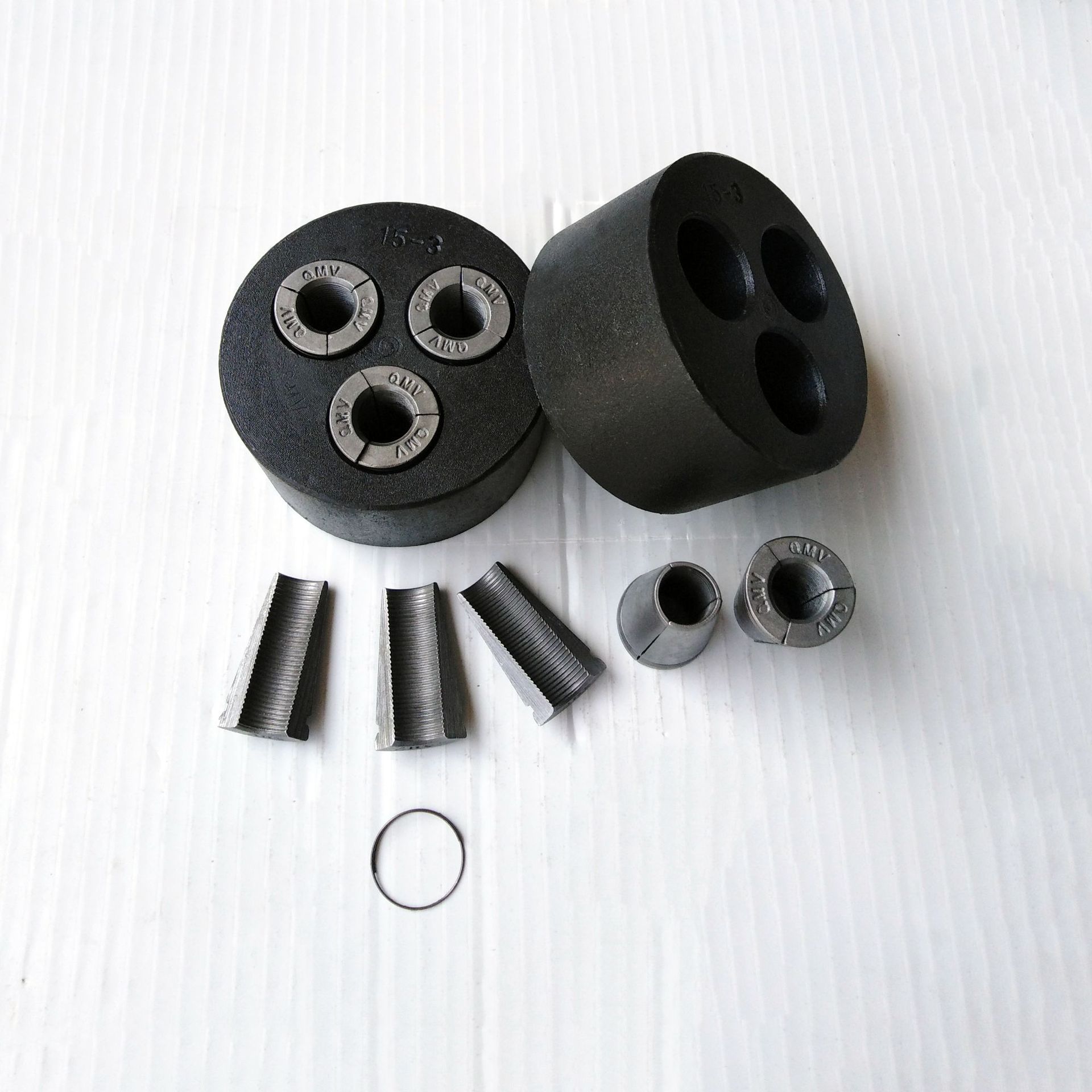 qmv型张拉端夹片式锚具包括工作锚板,工作夹片,锚垫板,螺旋筋四件套.