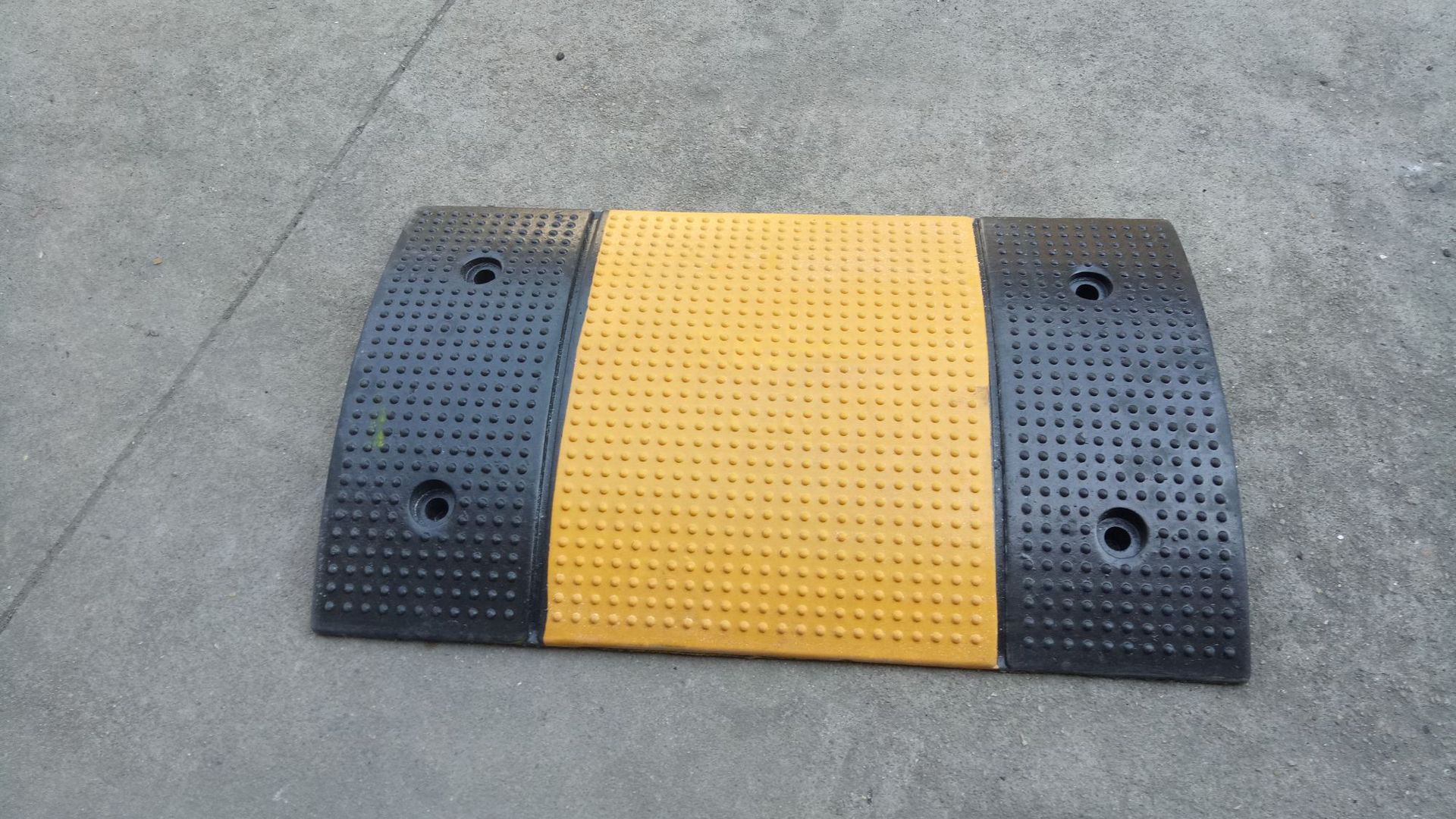 橡胶减速带公路道路减速板小区停车场斜坡限速缓冲减速龚