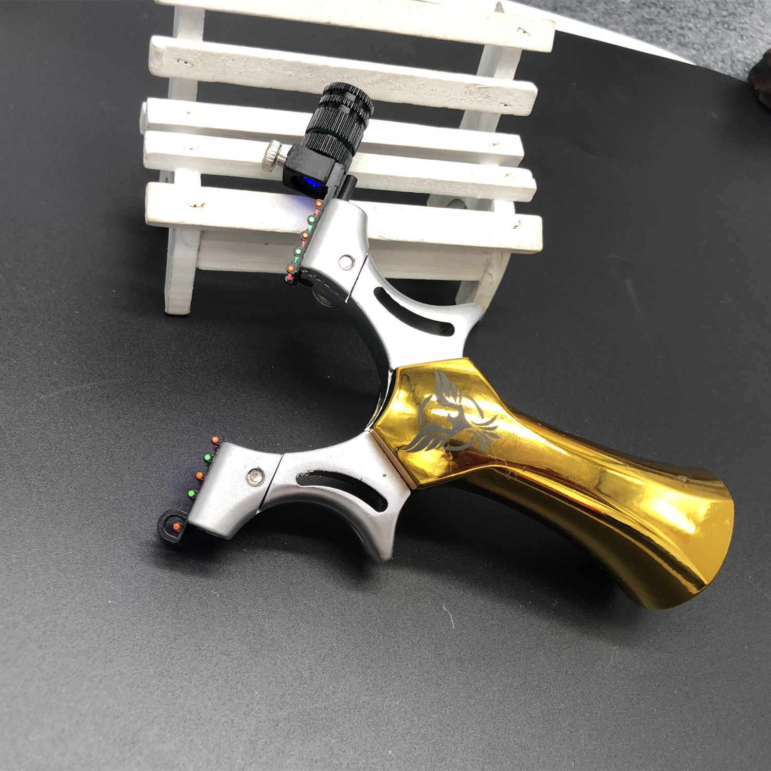 神鹰弹弓锌合金十字惊魂瞄具abs手柄快压免绑灯光喵弹弓皮筋厂家