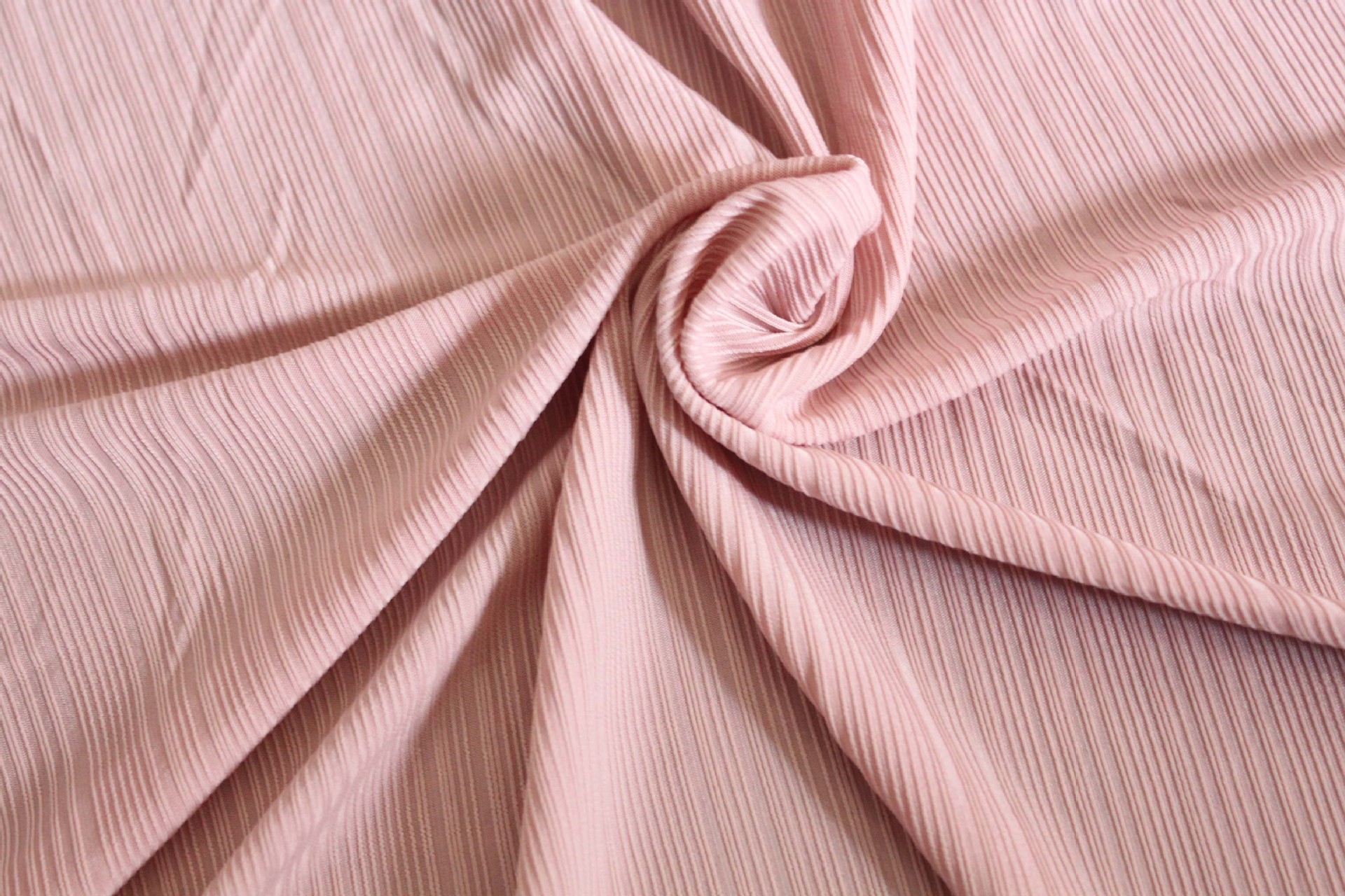 裸粉色针织冰丝条纹布料 色织水流线竖条纹垂感 柔软透气弹力面料