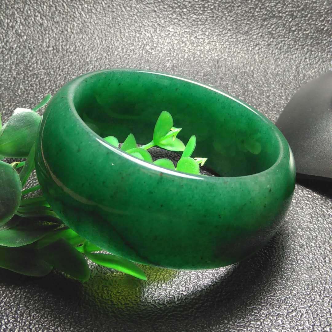 厂价供应时尚精品阳绿东陵玉加宽手镯 时尚精品东陵玉手镯