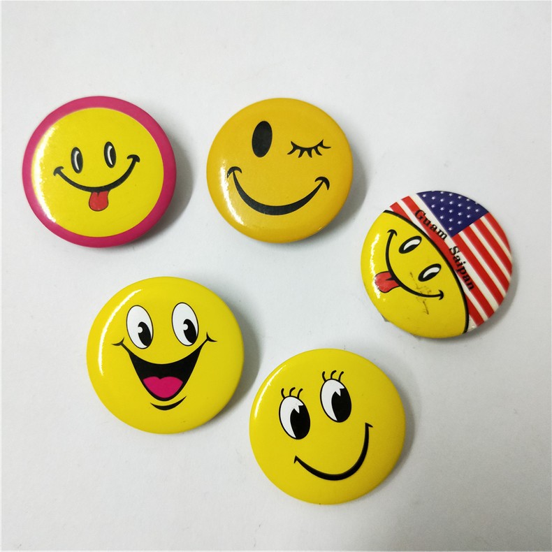 卡通笑脸工作服logo宣传塑料铁底马口铁胸章旅游纪念印刷别针徽章